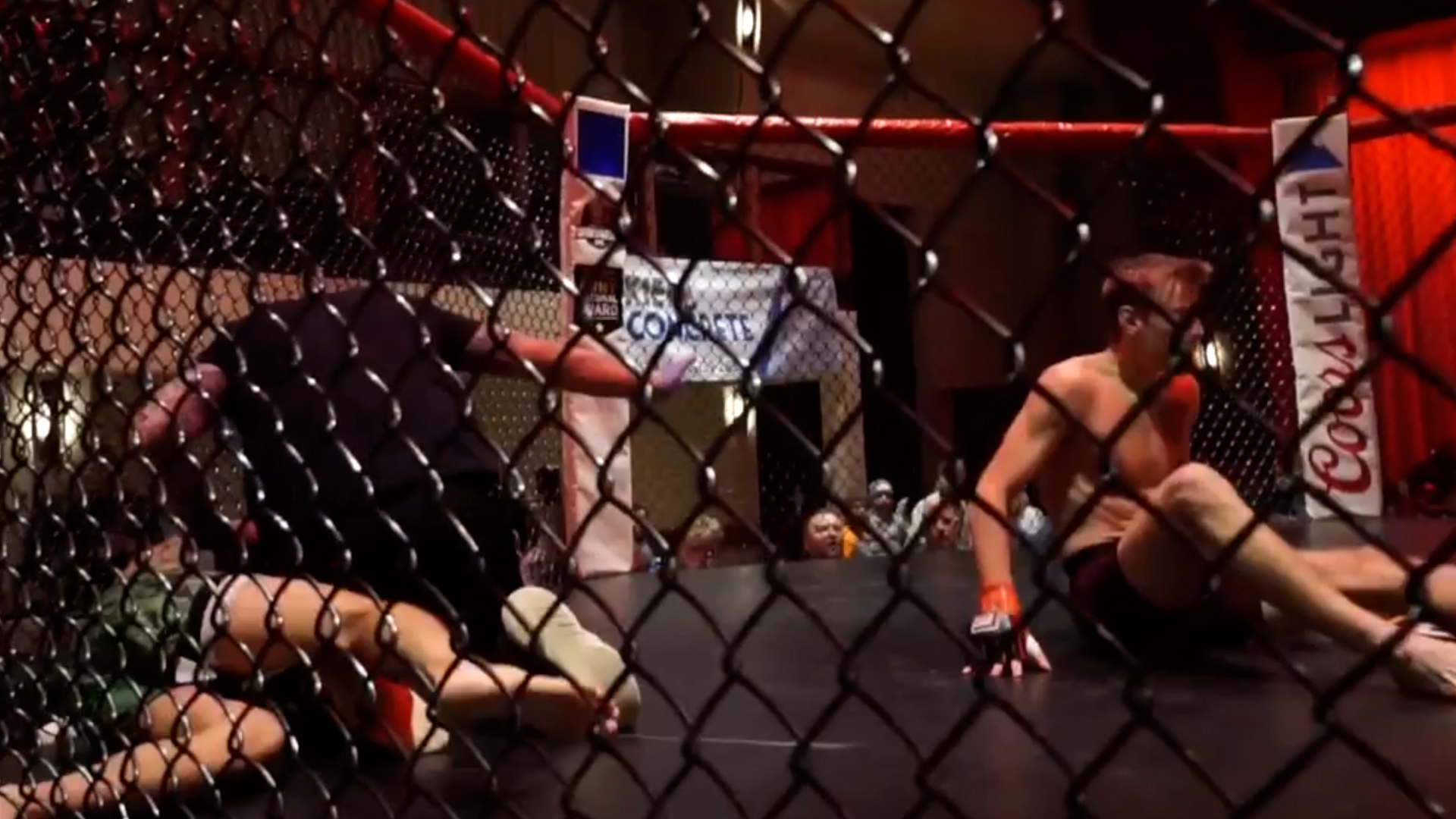Estremecedor: luchador de MMA ganó por KO, pero se fracturó la pierna tras una patada en la cabeza de su rival