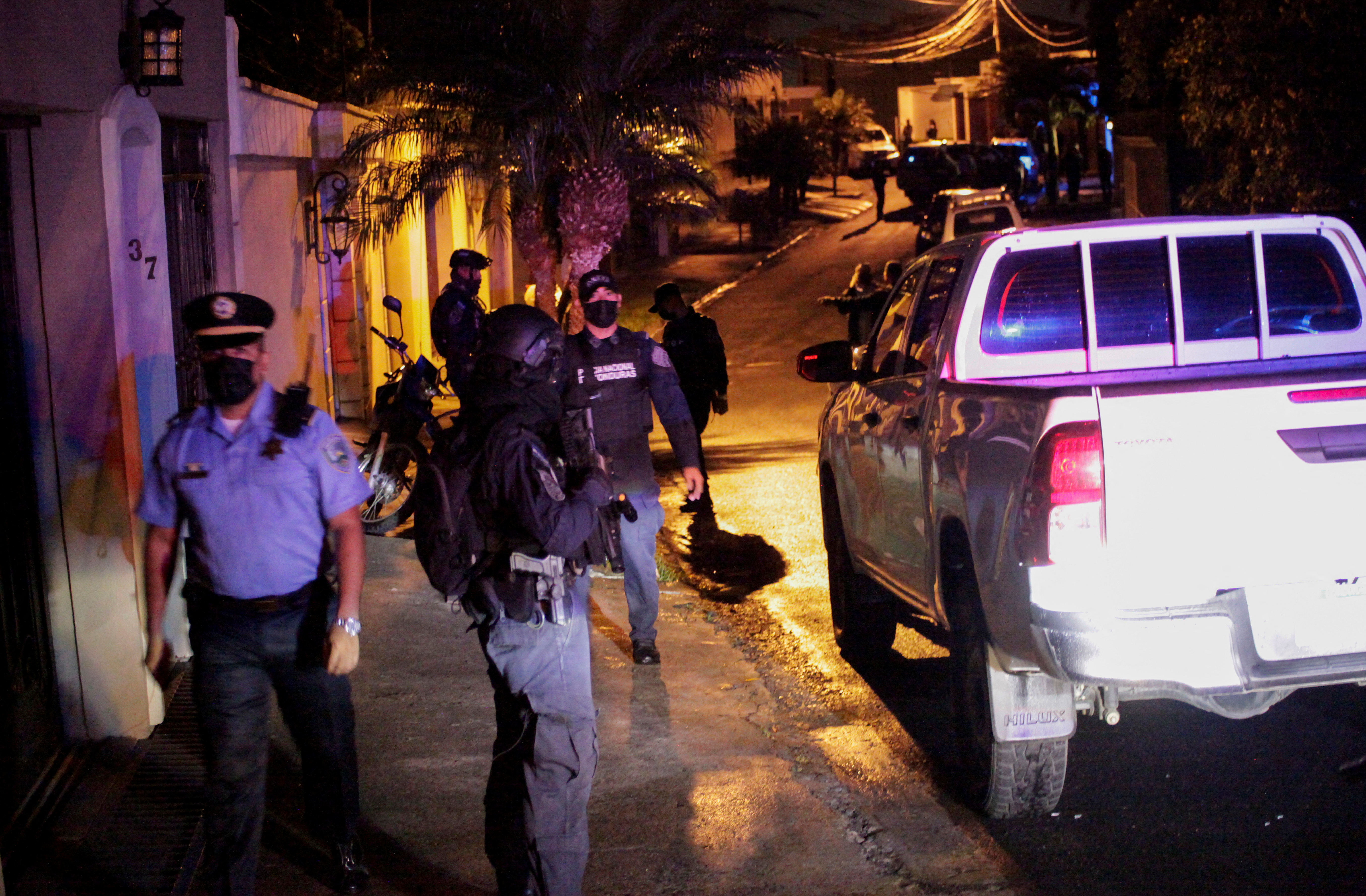 Policías bajo las órdenes de Ramón Sabillón rodearon la casa del expresidente Juan Orlando Hernández el 14 de febrero de 2022. Lo capturaron el día siguiente. REUTERS/Fredy Rodriguez