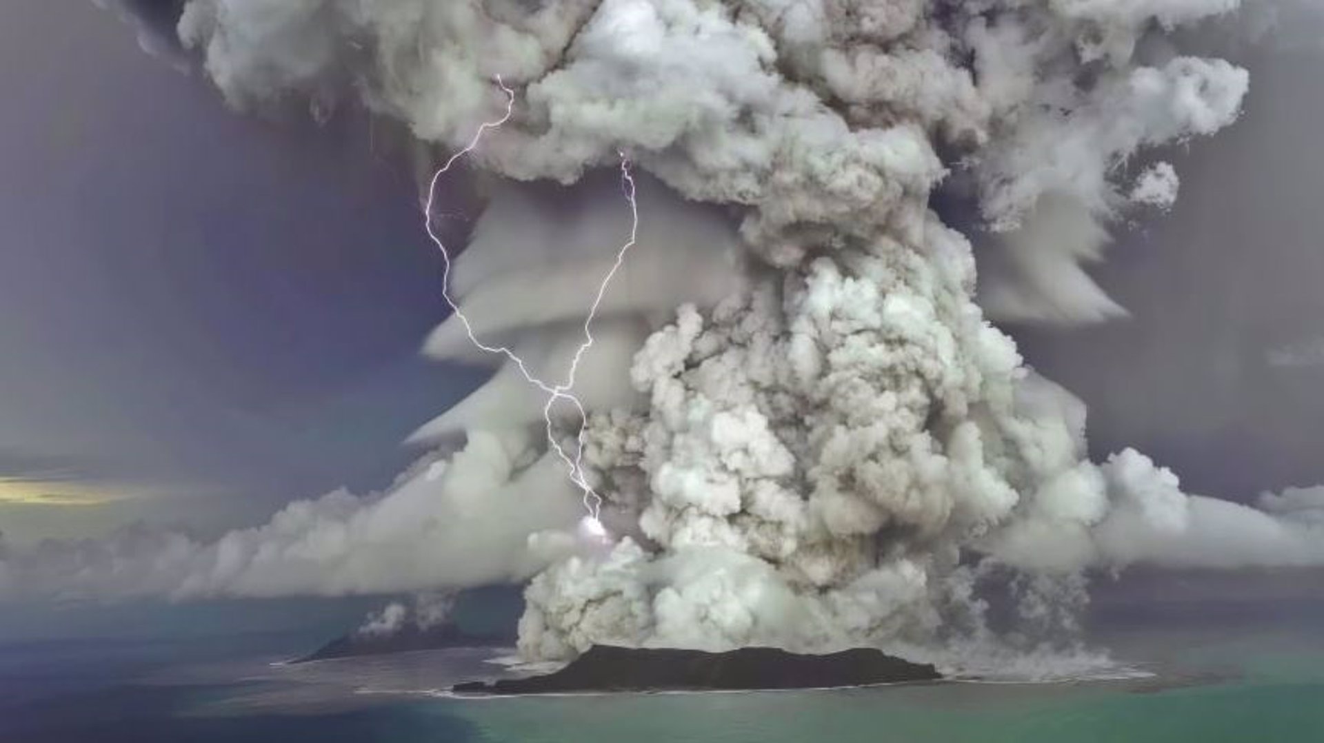 Se hundió casi 700 metros en pocas horas: qué pasó en el fondo del mar tras la violenta erupción de un volcán del Pacífico