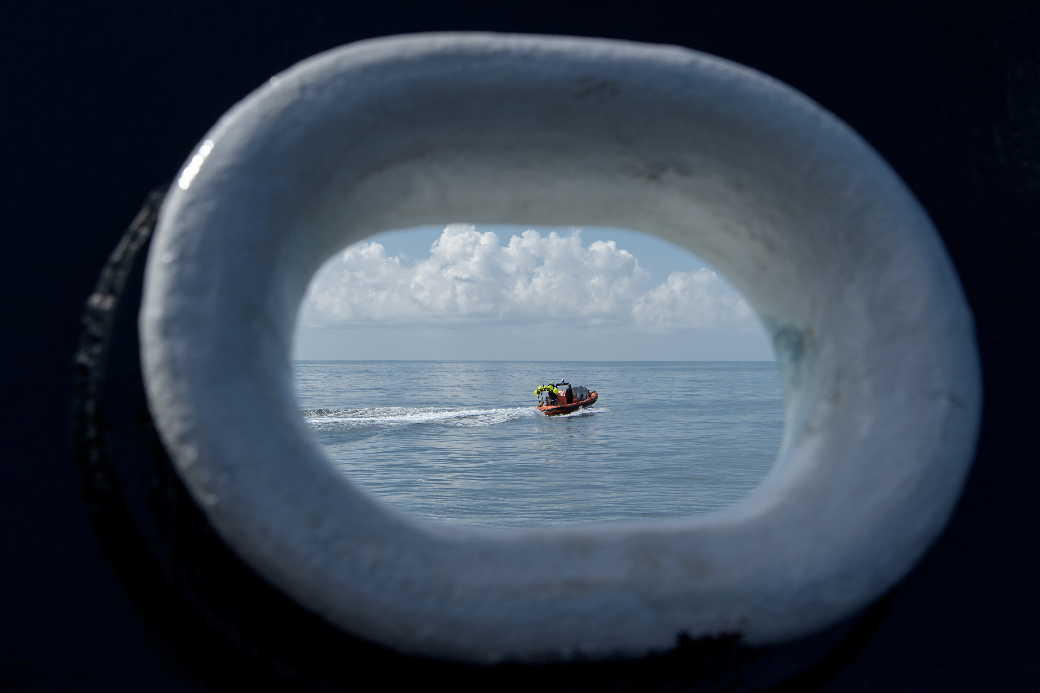 Los equipos de apoyo de SpaceX desplegados en lanchas rápidas del barco de recuperación SpaceX GO Navigator (NASA/Bill Ingalls/Handout via REUTERS)