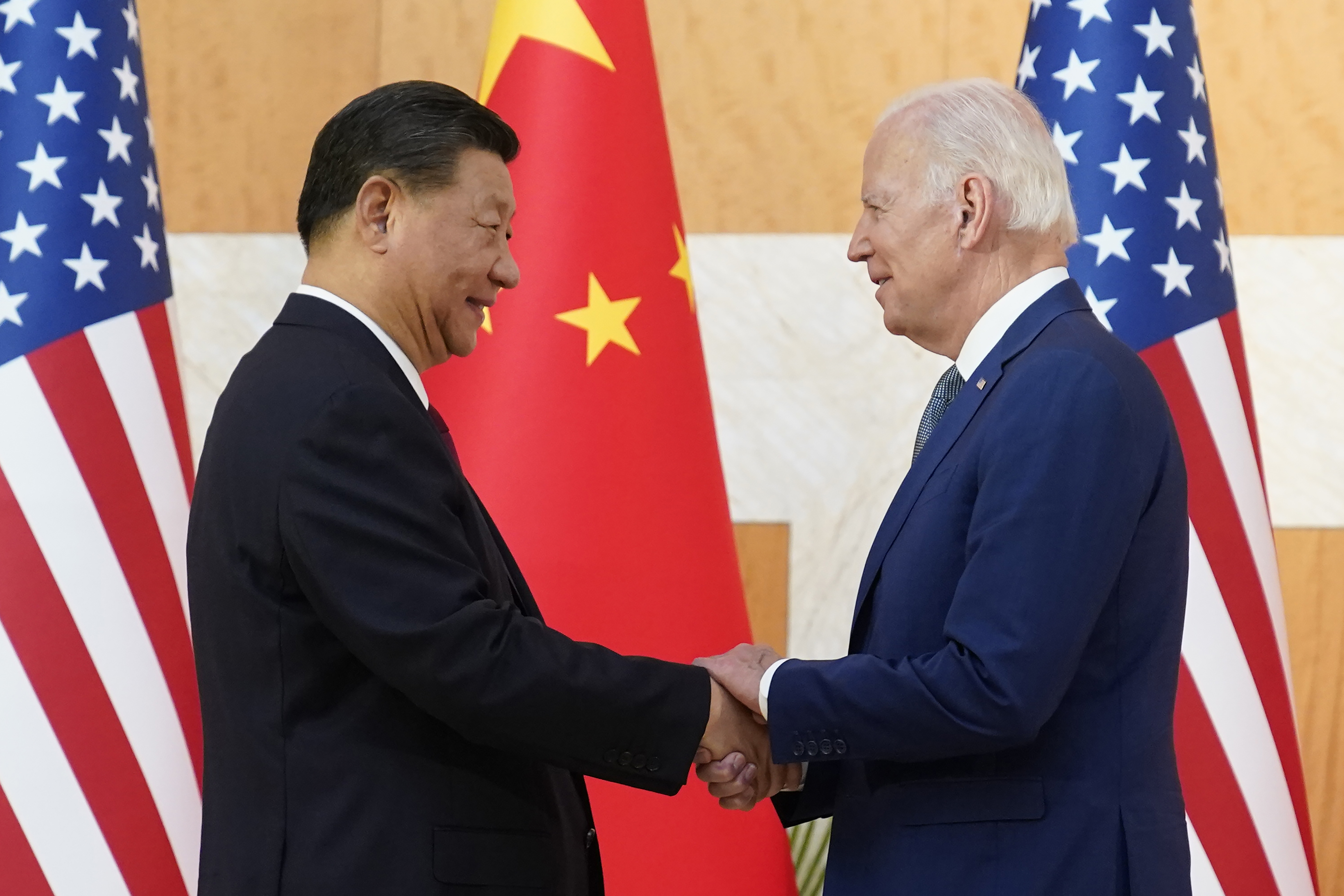 El presidente de Estados Unidos informó, además, que habló con el presidente chino Xi Jinping, sobre las consecuencias que tendría el envío de armas letales a Rusia. (AP)