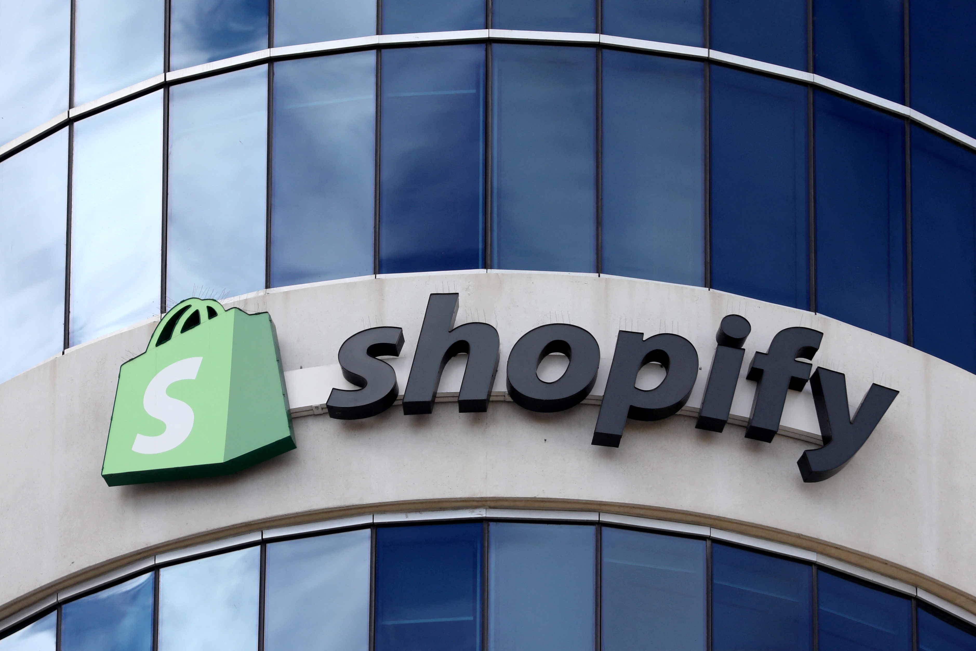 FOTO DE ARCHIVO: El logotipo de Shopify se ve fuera de su sede en Ottawa, Ontario, Canadá, 28 de septiembre de 2018. REUTERS/Chris Wattie