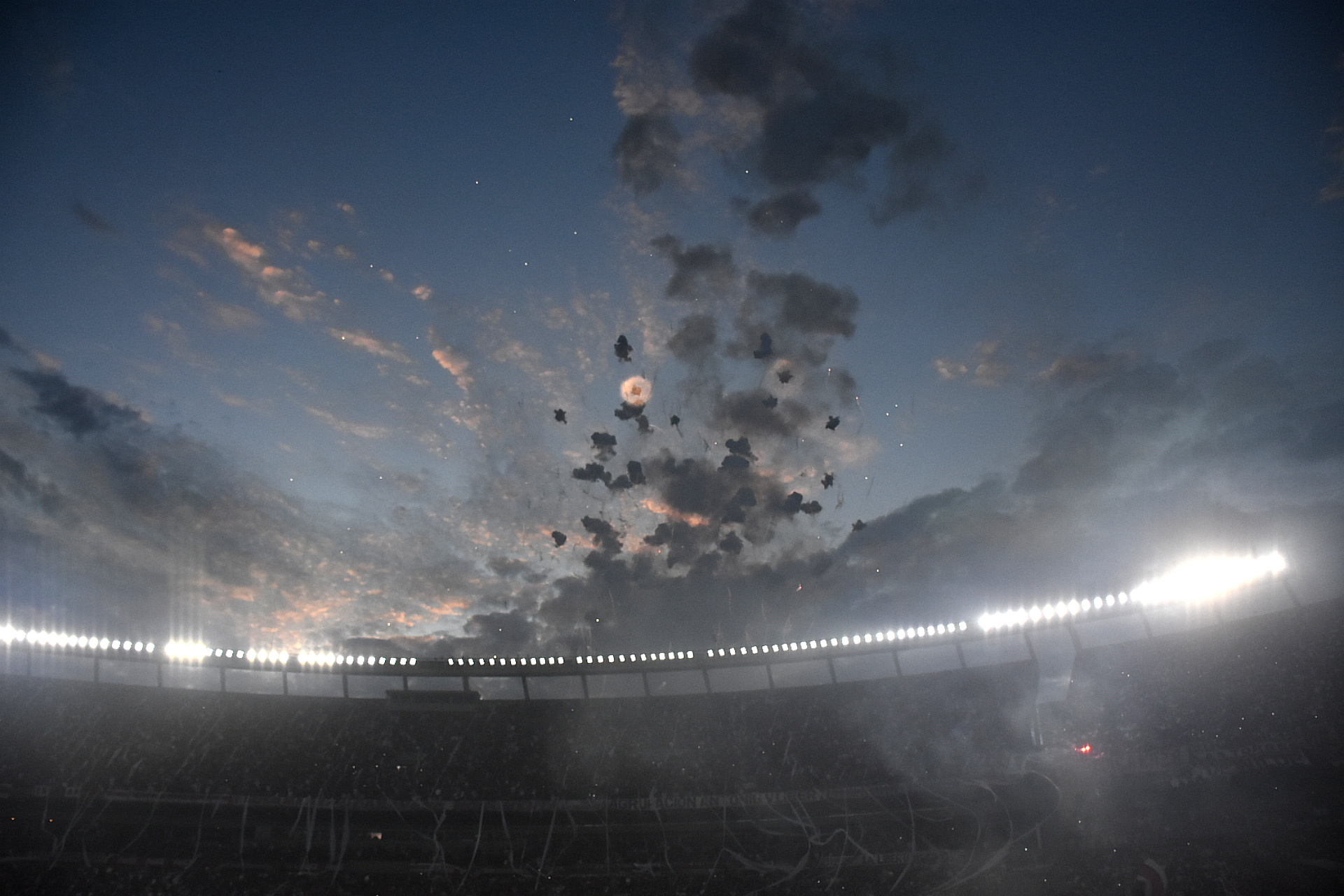 La pirotecnia formó una capa de niebla momentánea en el estadio (Crédito: Nicolas Stulberg)