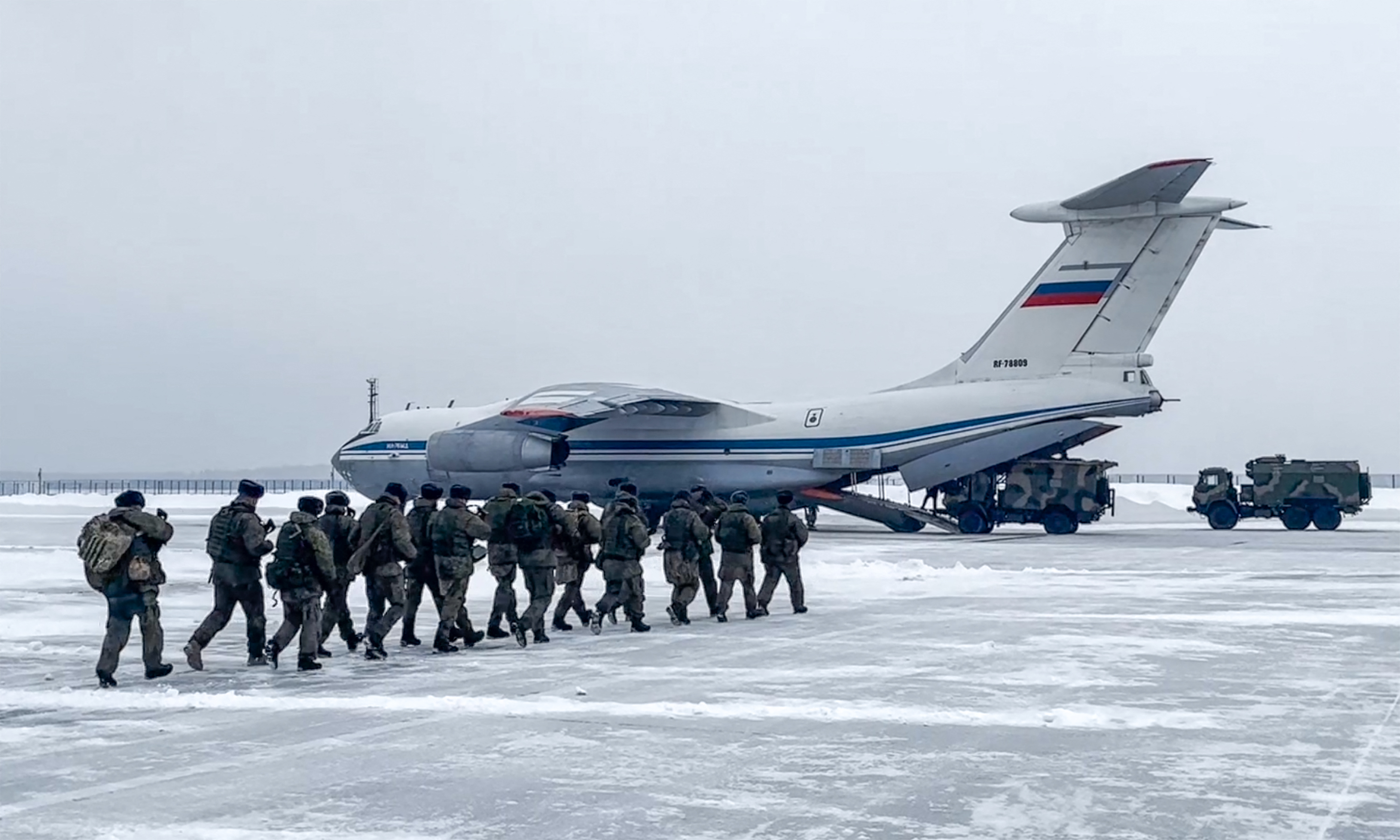 Tropas rusas comenzaron a llegar este jueves a Kazajistán (AFP)