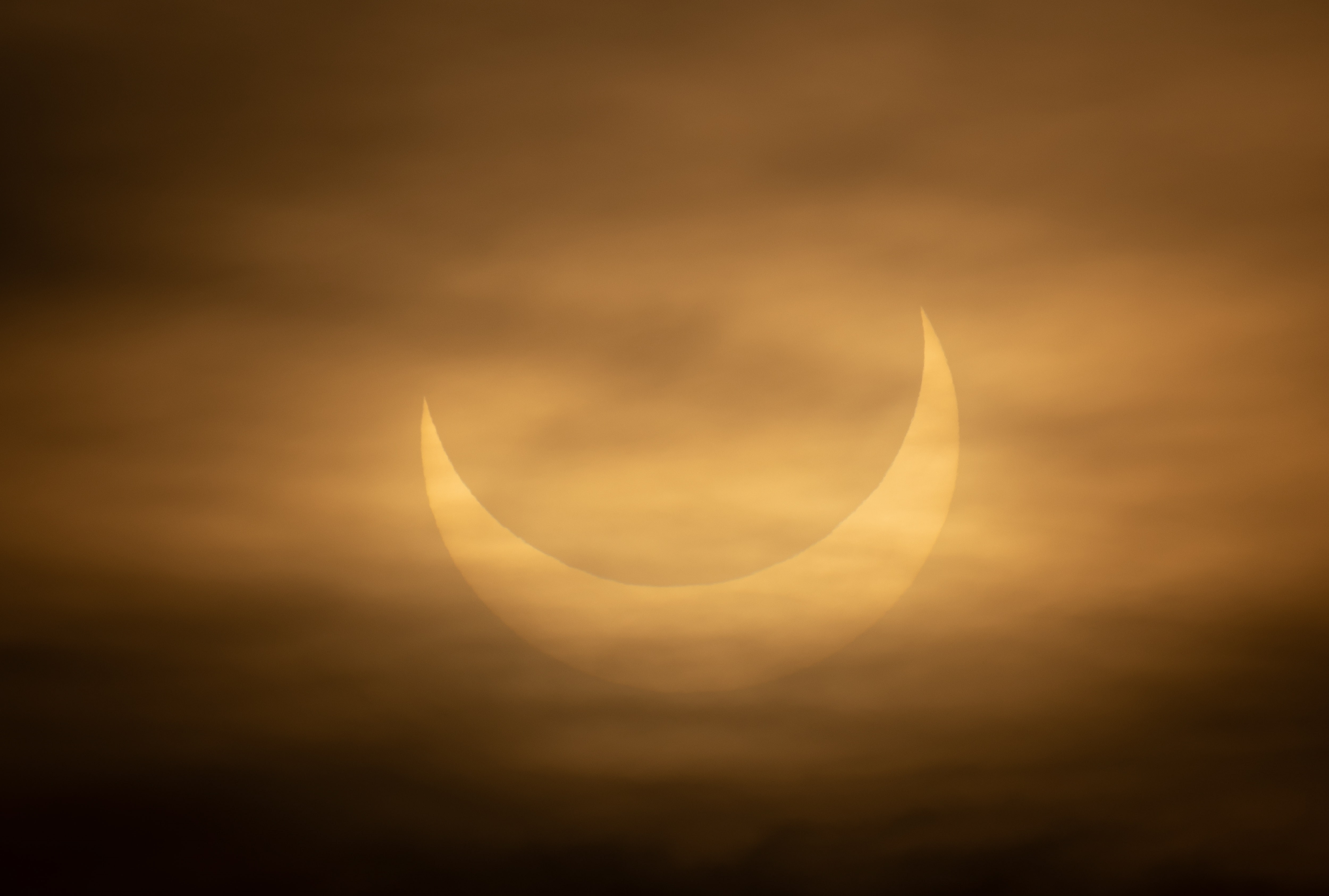 El eclipse solar parcial será visible en diferentes grados cerca de la puesta del sol a través de una franja del Océano Pacífico Sur y porciones sur y oeste de Sudamérica, incluidos Chile, Argentina, Uruguay, el sur de Perú, el sur de Bolivia, el oeste de Paraguay y una pequeña porción de Brasil( EFE/EPA/CJ GUNTHER)
