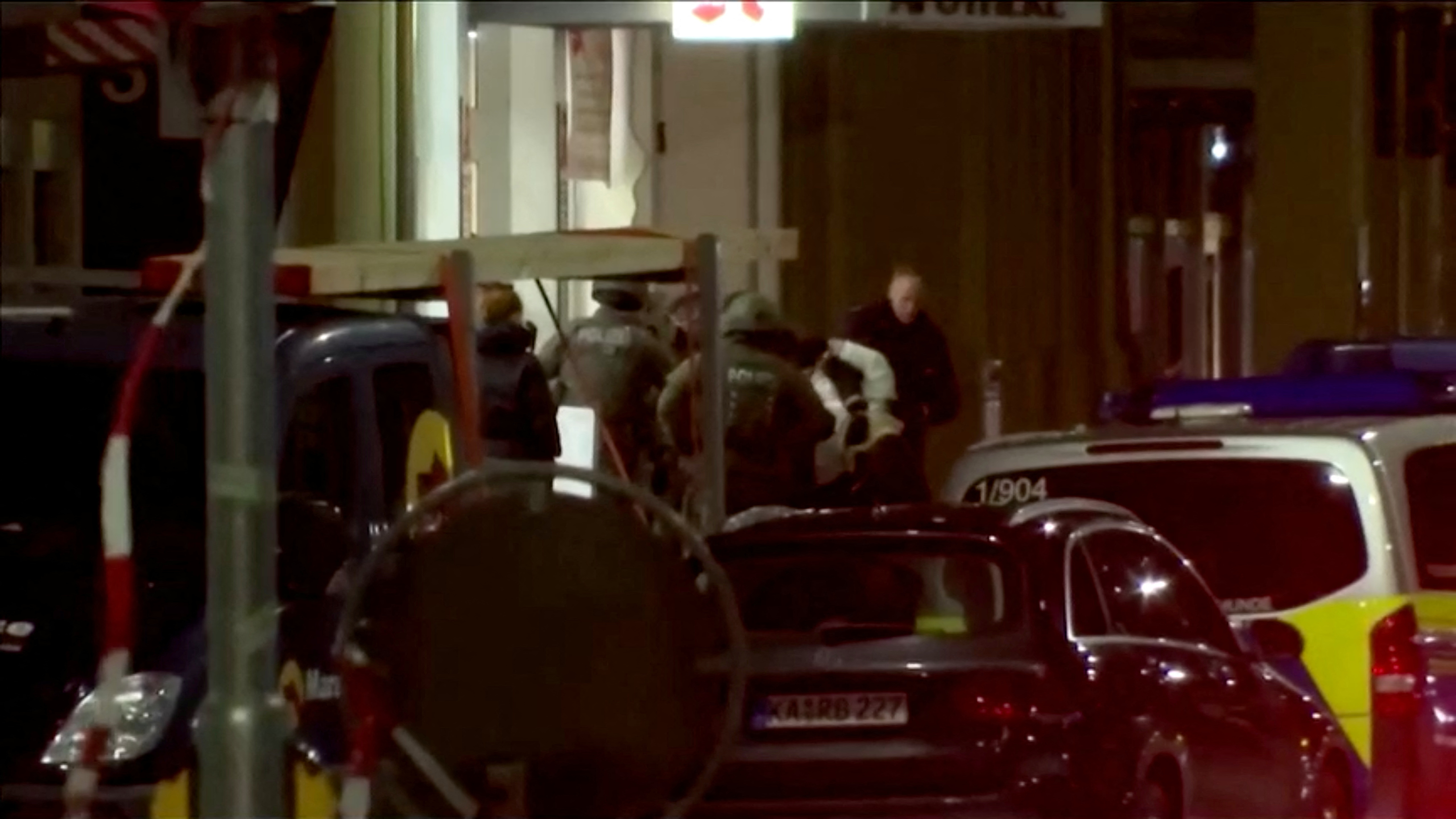 Un operativo policial acordona desde hace varias horas una farmacia en el centro de Karlsruhe (Reuters TV/via REUTERS)