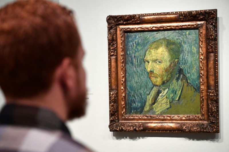 Un hombre mira el autorretrato del pintor neerlandés en el Museo Van Gogh de Amsterdam, Países Bajos. 20 de enero de 2020 (Foto: REUTERS/Piroschka van de Wouw)