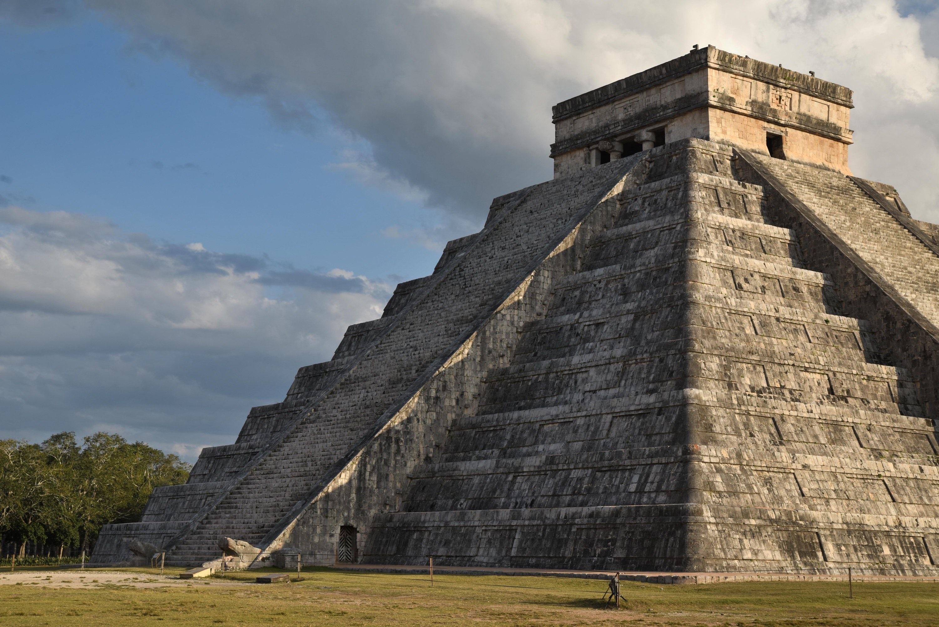 La pirámide Kukulcán durante el fenómeno de luz y sombra, conocida como el Templo de las Siete Muñecas, en la zona arqueológica de Dzibilchaltún en el estado mexicano de Yucatán. (EFE/ Cuauhtémoc Moreno)
