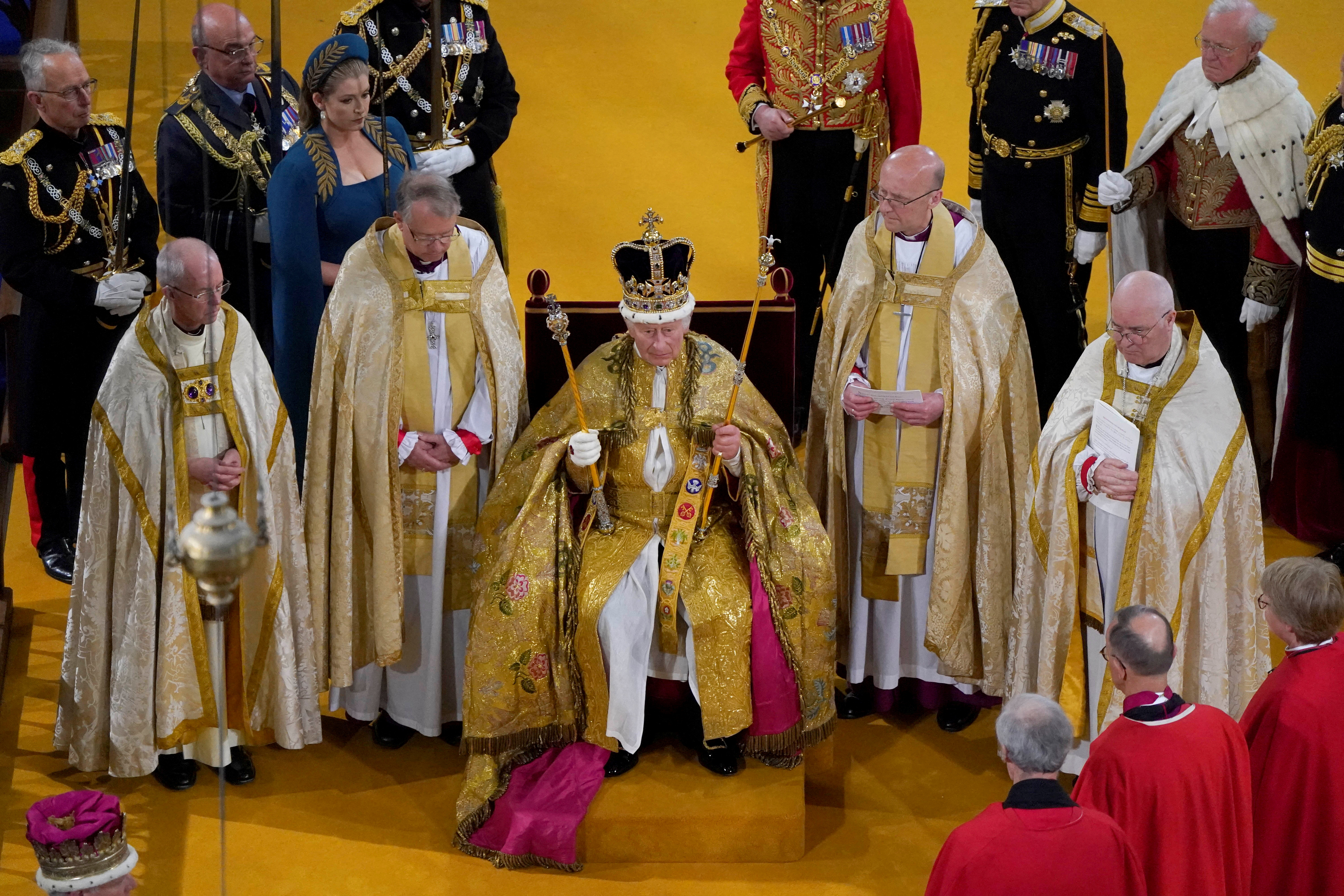 El rey Carlos III recibe la Corona de San Eduardo durante su ceremonia de coronación en la Abadía de Westminster, Londres. Fecha de la imagen: sábado 6 de mayo de 2023. Andrew Matthews/Pool vía REUTERS