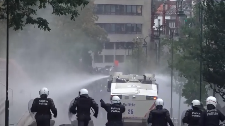 Disturbios en Bruselas: jóvenes y policías se enfrentan en la jornada de huelga nacional contra el ajuste