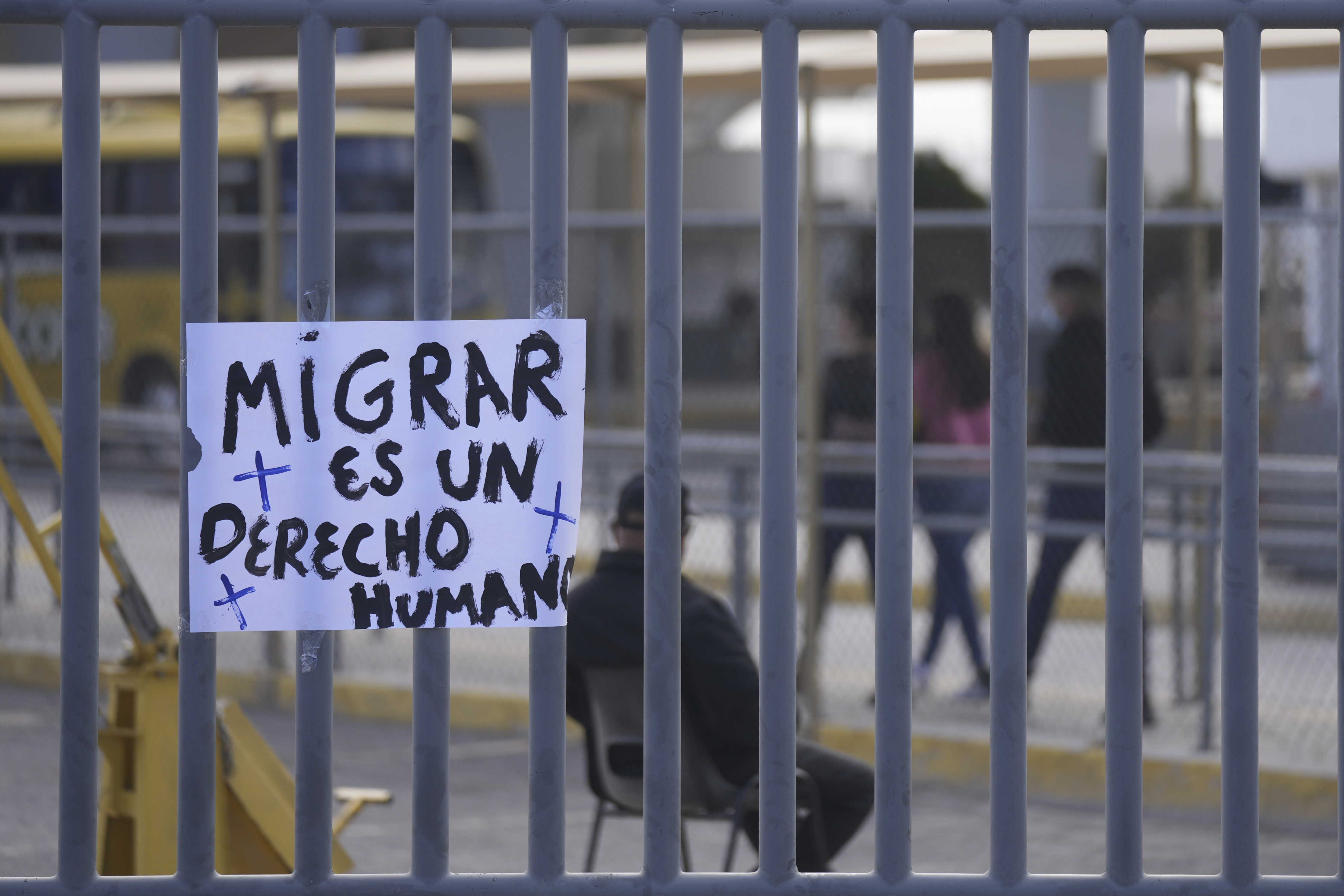 Un letrero cuelga el jueves 30 de marzo de 2023 de una reja de un centro de detención de migrantes en el que ocurrió un incendio letal, en Ciudad Juárez, México. (AP Foto/Fernando Llano)