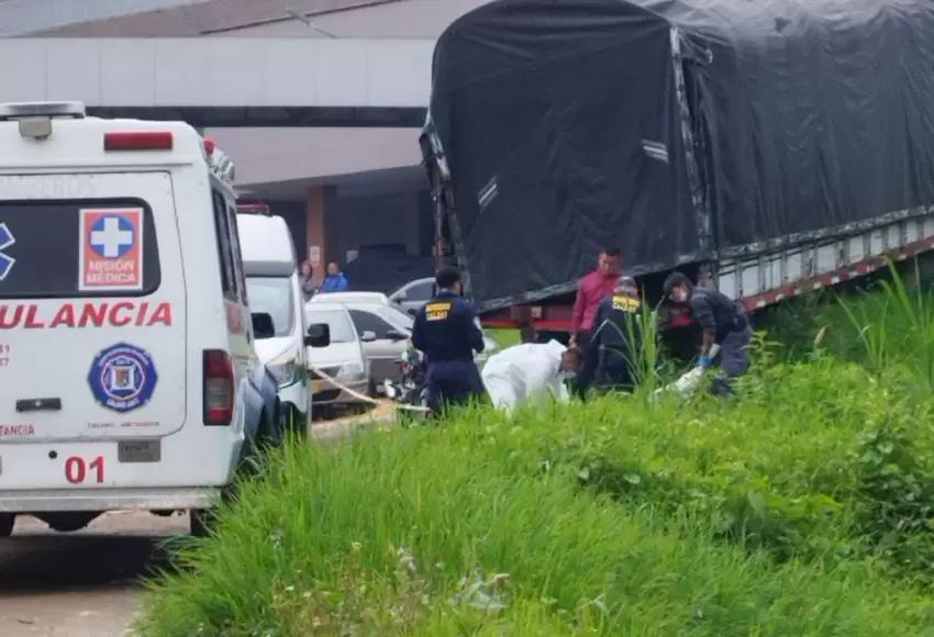 Encuentran el cuerpo de una mujer en el río Medellín. Agentes judiciales retiran el cuerpo para su investigación