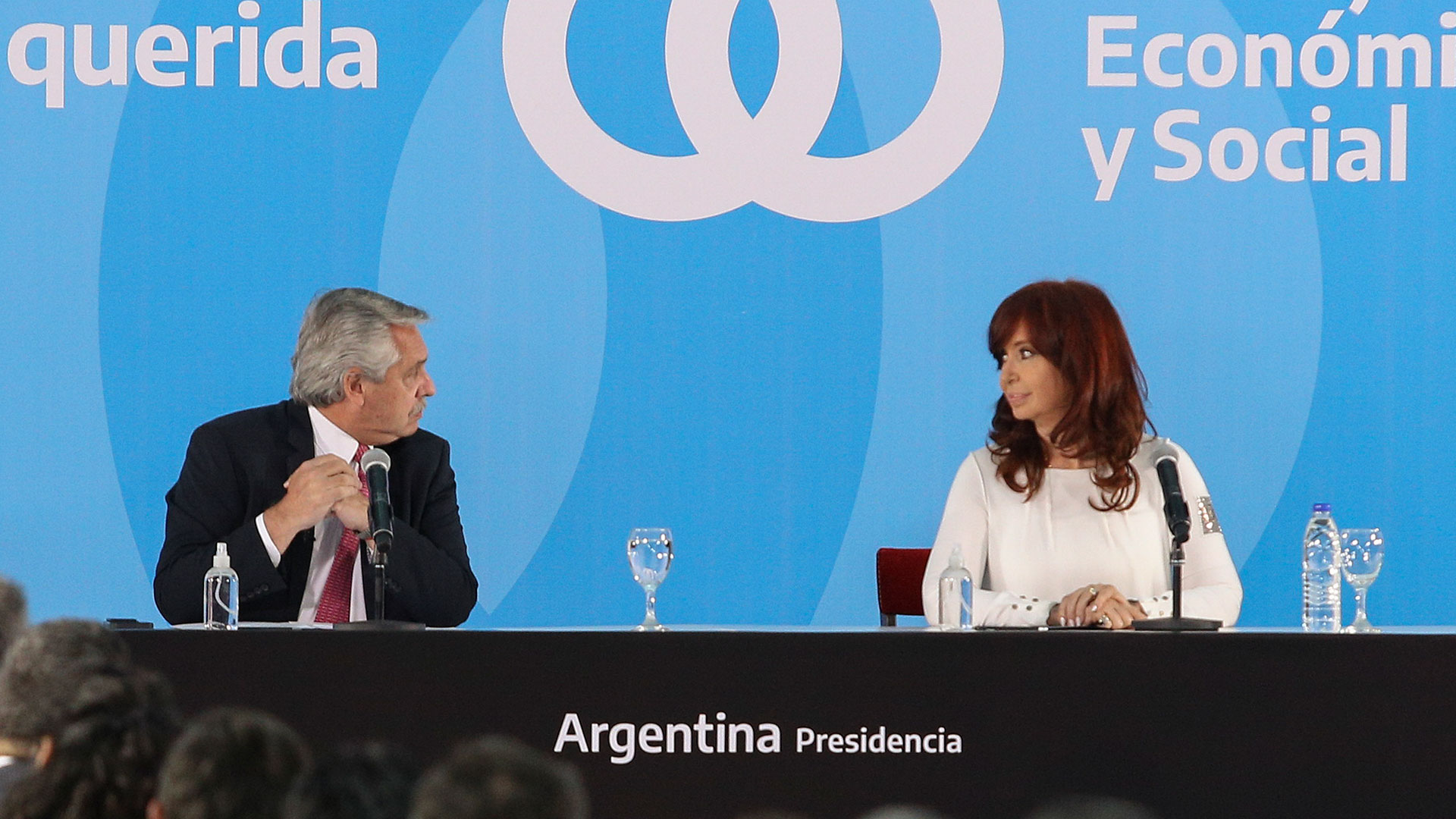 La organización no gubernamental resaltó la retórica hostil que emplean el presidente Alberto Fernández y su vicepresidente, Cristina Fernández de Kirchner contra el Poder Judicial y la prensa independiente (NA)