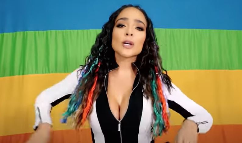 The singer has various songs aimed at the LGBT+ community (Photo: YouTube/ Manelyk González)