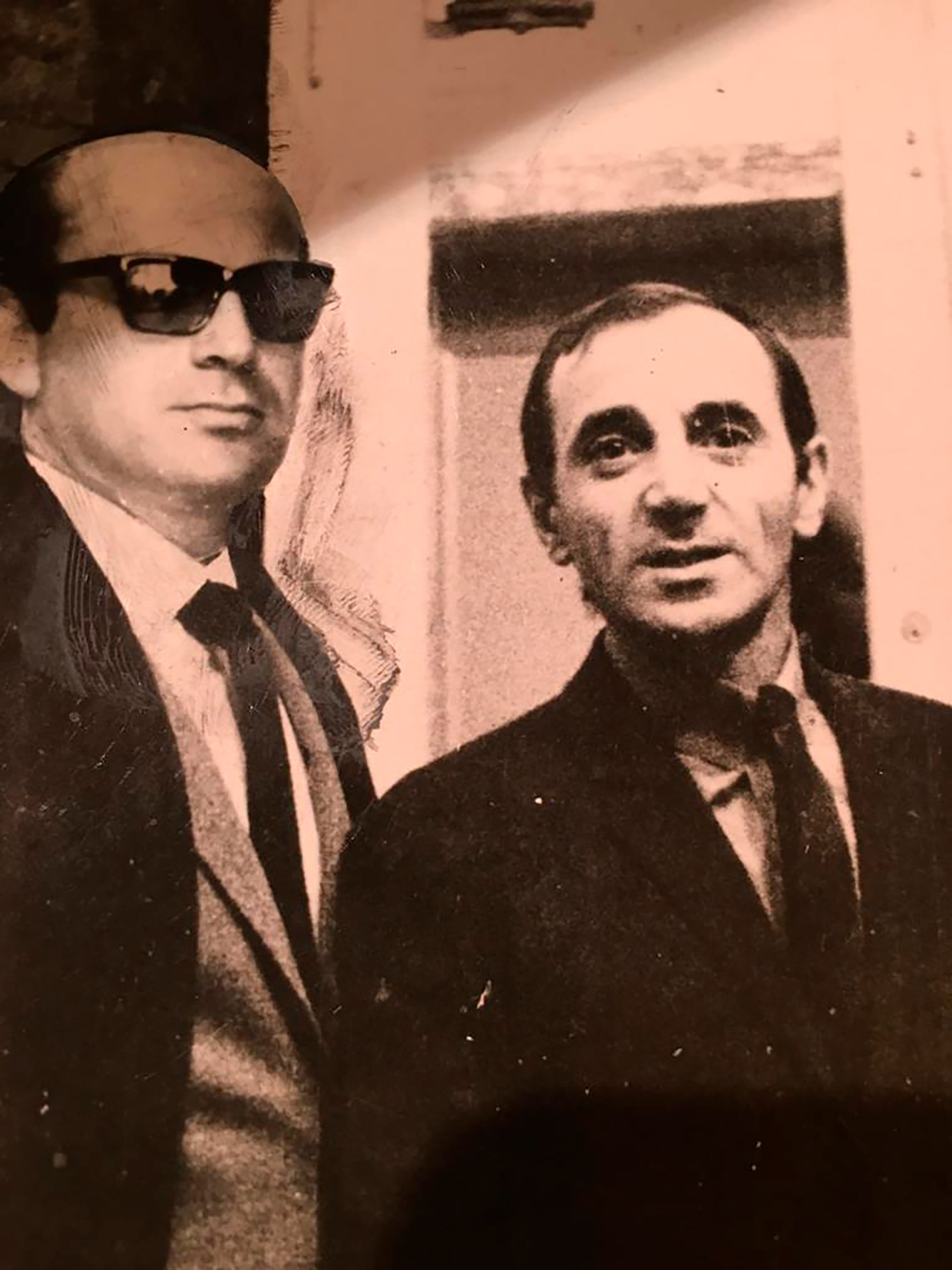 Eduardo Bakchellian con el cantante Charles Aznavour