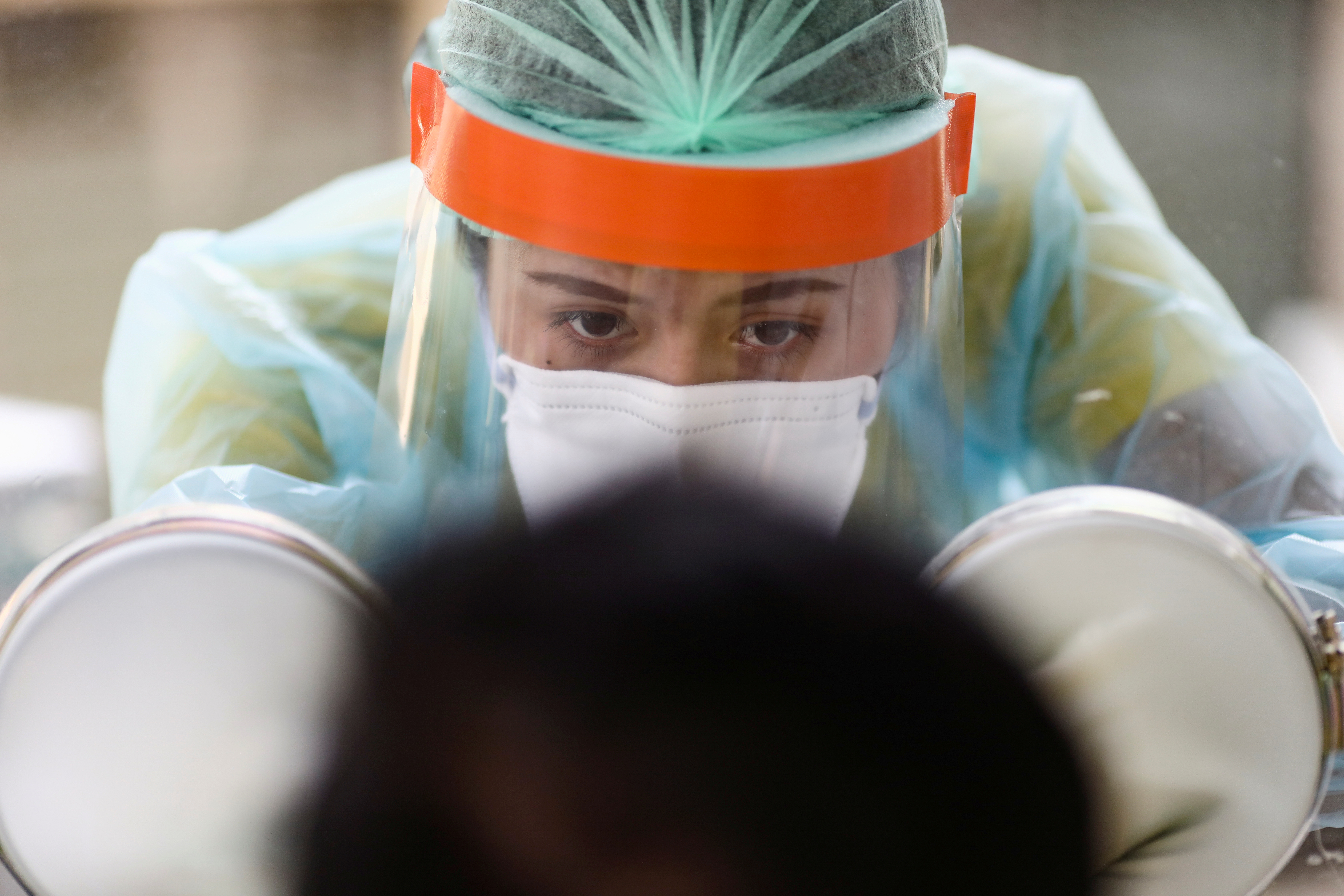 Nuevos estudios científicos deberán profundizar y confirmar las reinfecciones por coronavirus - REUTERS/Athit Perawongmetha/File Photo