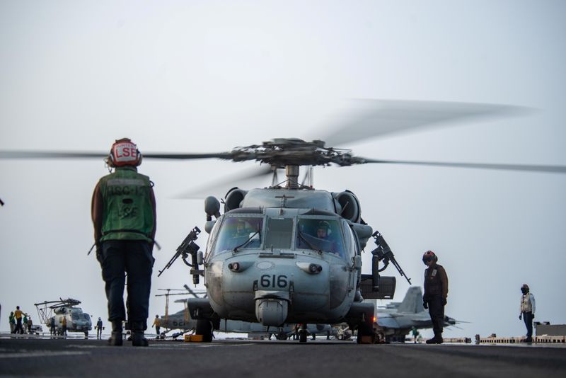 Marineros preparan un helicóptero MH-60S Sea Hawk, adscrito a los "Halcones Dorados" del Escuadrón de Combate Marítimo de Helicópteros (HSC) 12, para despegar en la cubierta de vuelo del portaaviones USS Ronald Reagan (CVN 76), en respuesta a una petición de ayuda del Mercer Street. Navy/Handout via REUTERS