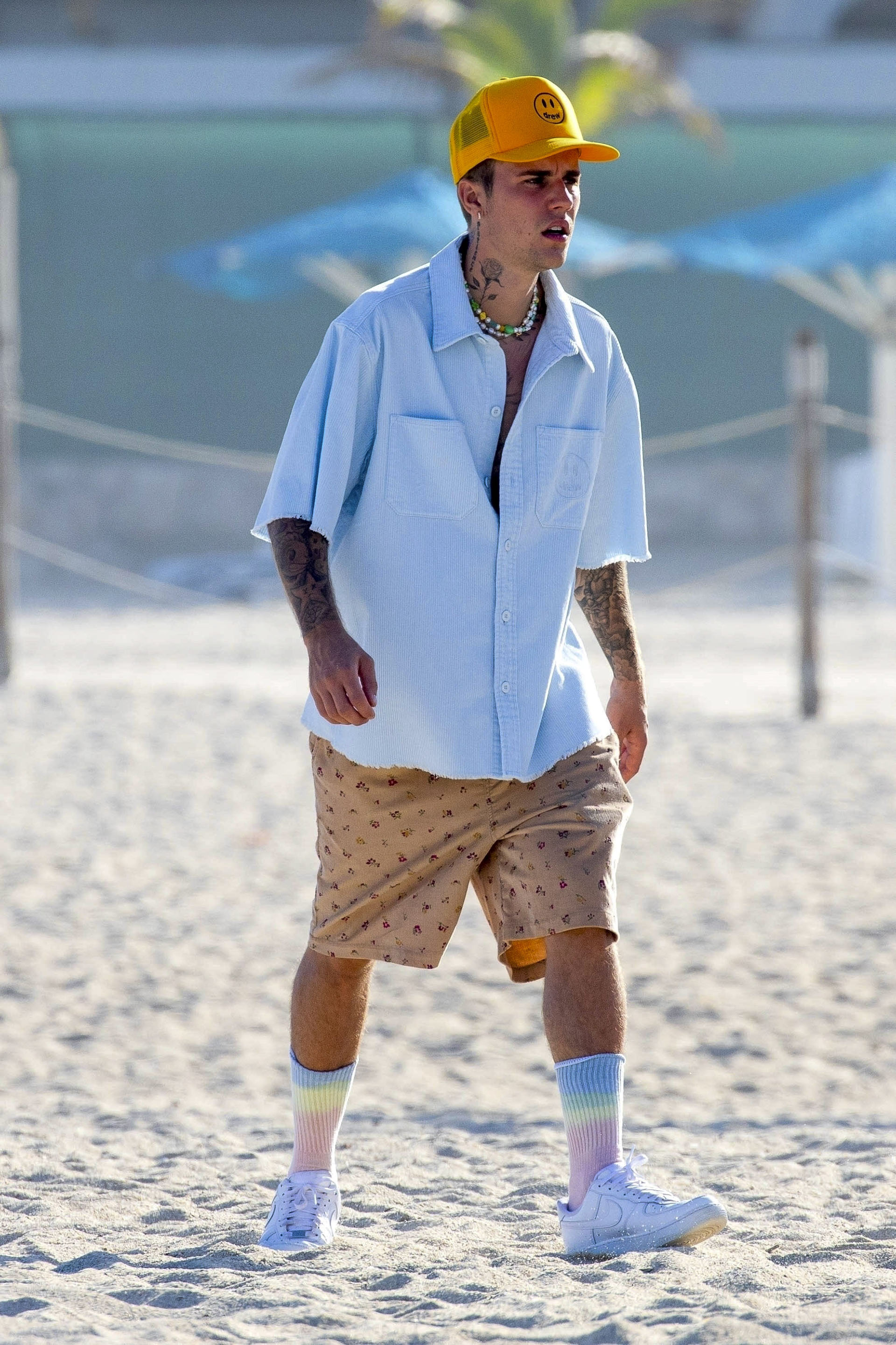 Vacaciones de verano. Justin Bieber viajó junto a su esposa, Hailey, y un grupo de amigos a Cabo San Lucas, en donde disfrutó de las paradisíacas playas. Allí se lo vio con un traje de baño estampado, camisa celeste y gorra amarilla