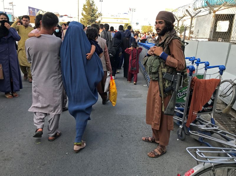  los combatientes talibanes se apoderaron de la lista de los números de teléfono de los empleados para obligarlos a volver a trabajar (Foto: Reuters/Stringer)