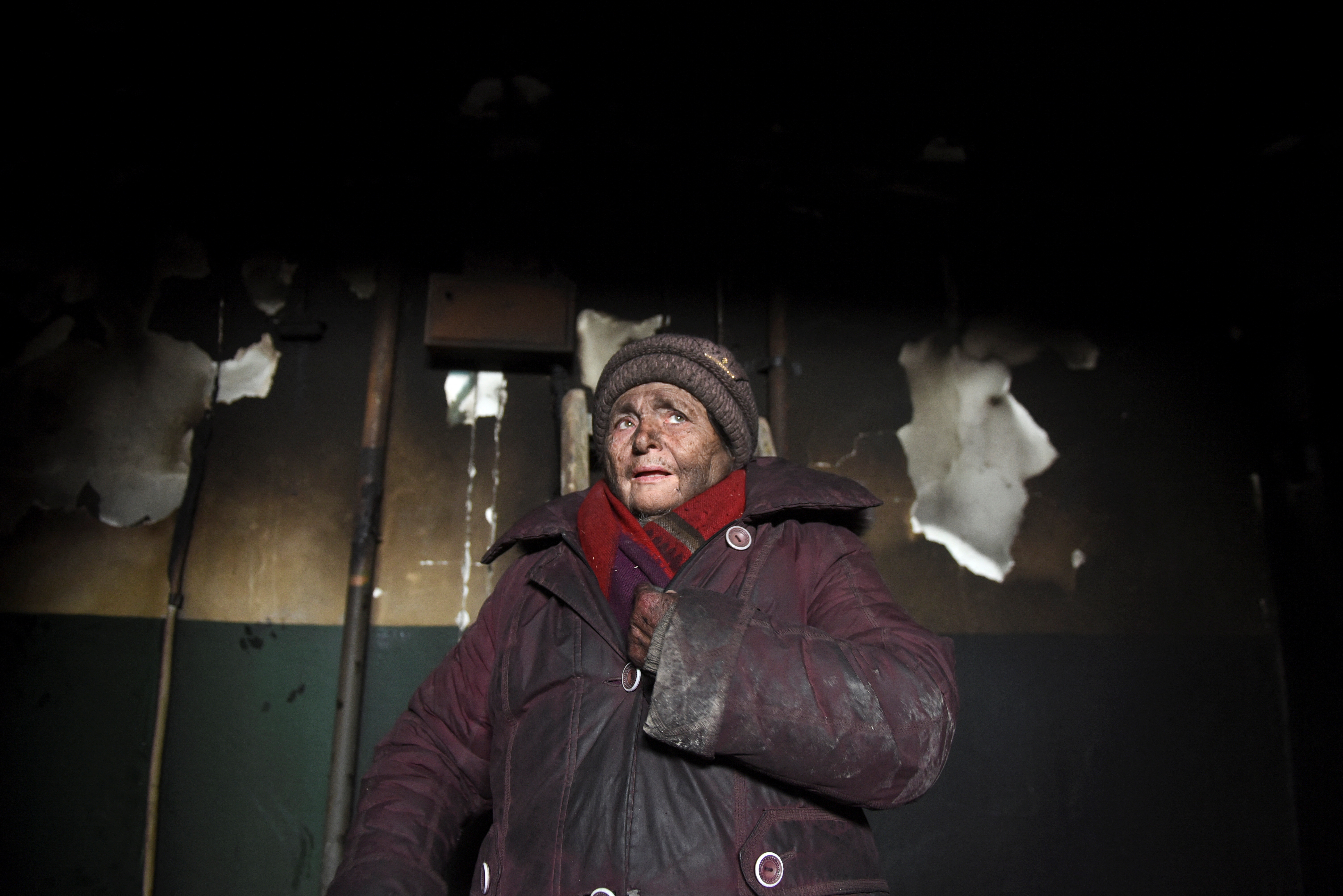 Marina Sidorenko, de 83 años, muestra su departamento tras los bombardeos rusos sobre Mariupol (REUTERS/Stringer)