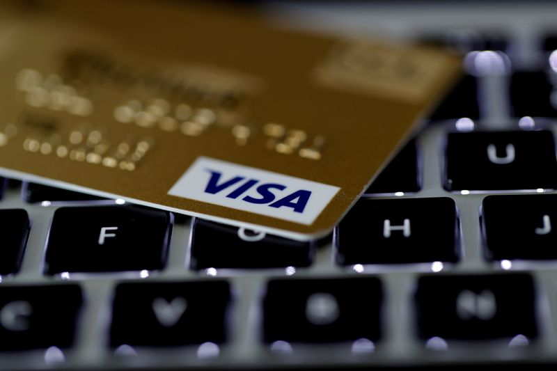 IMAGEN DE ARCHIVO. Una tarjeta de crédito de Visa se ve sobre el teclado de un computador en esta ilustración tomada el 6 de septiembre de 2017. REUTERS/Philippe Wojazer/Ilustración