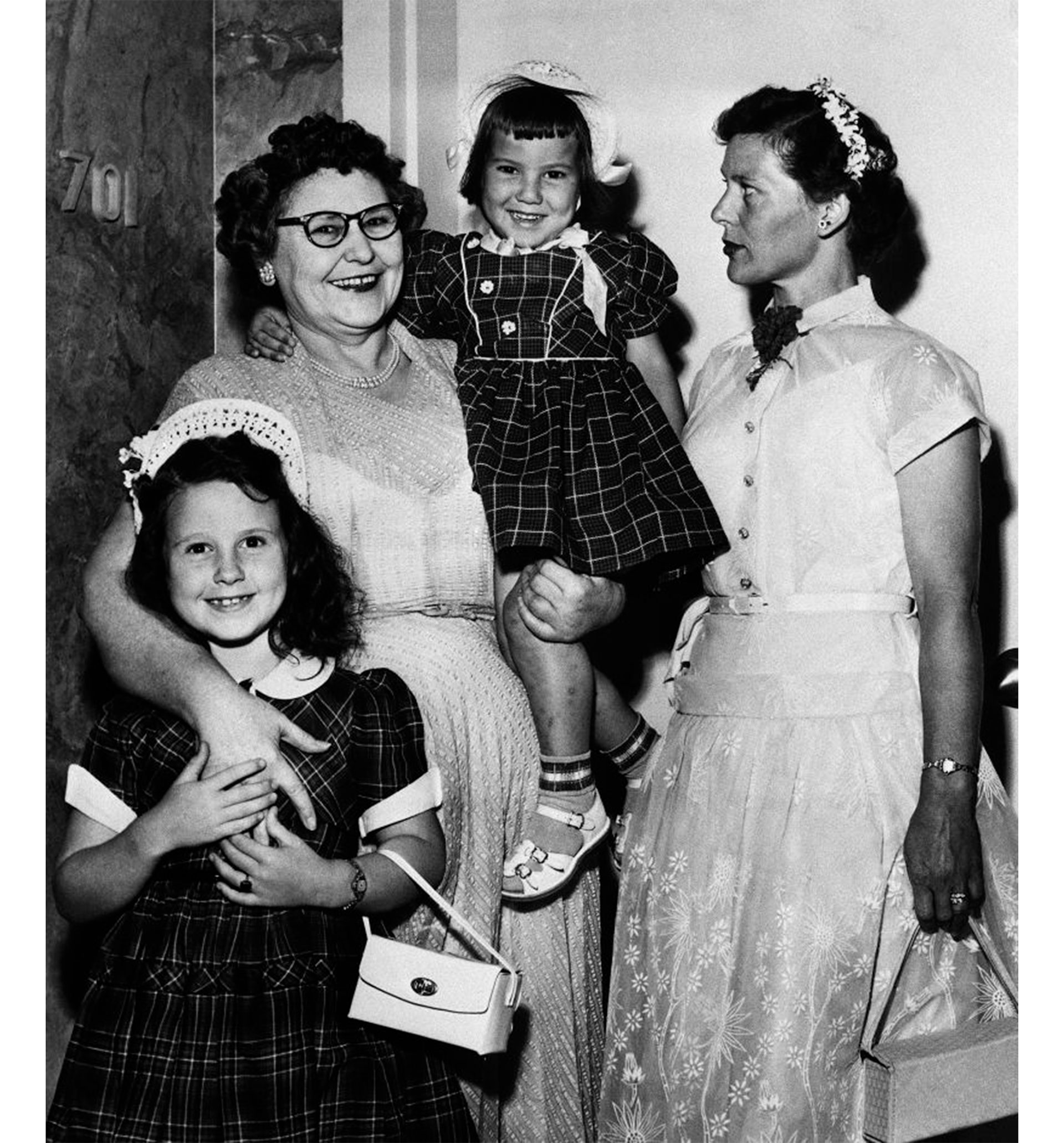 Nannie Dos con sus hijas cuando eran pequeñas (nvinoticias)