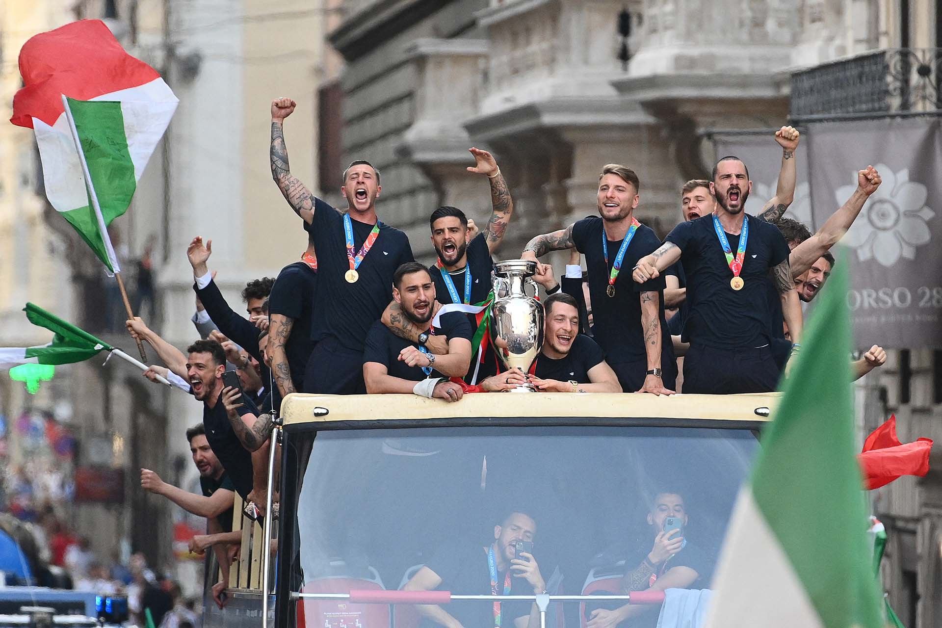 "Estamos felices de haber dado alegría y esperanza a los italianos después de un período tan difícil", dijo Mancini a los periodistas
