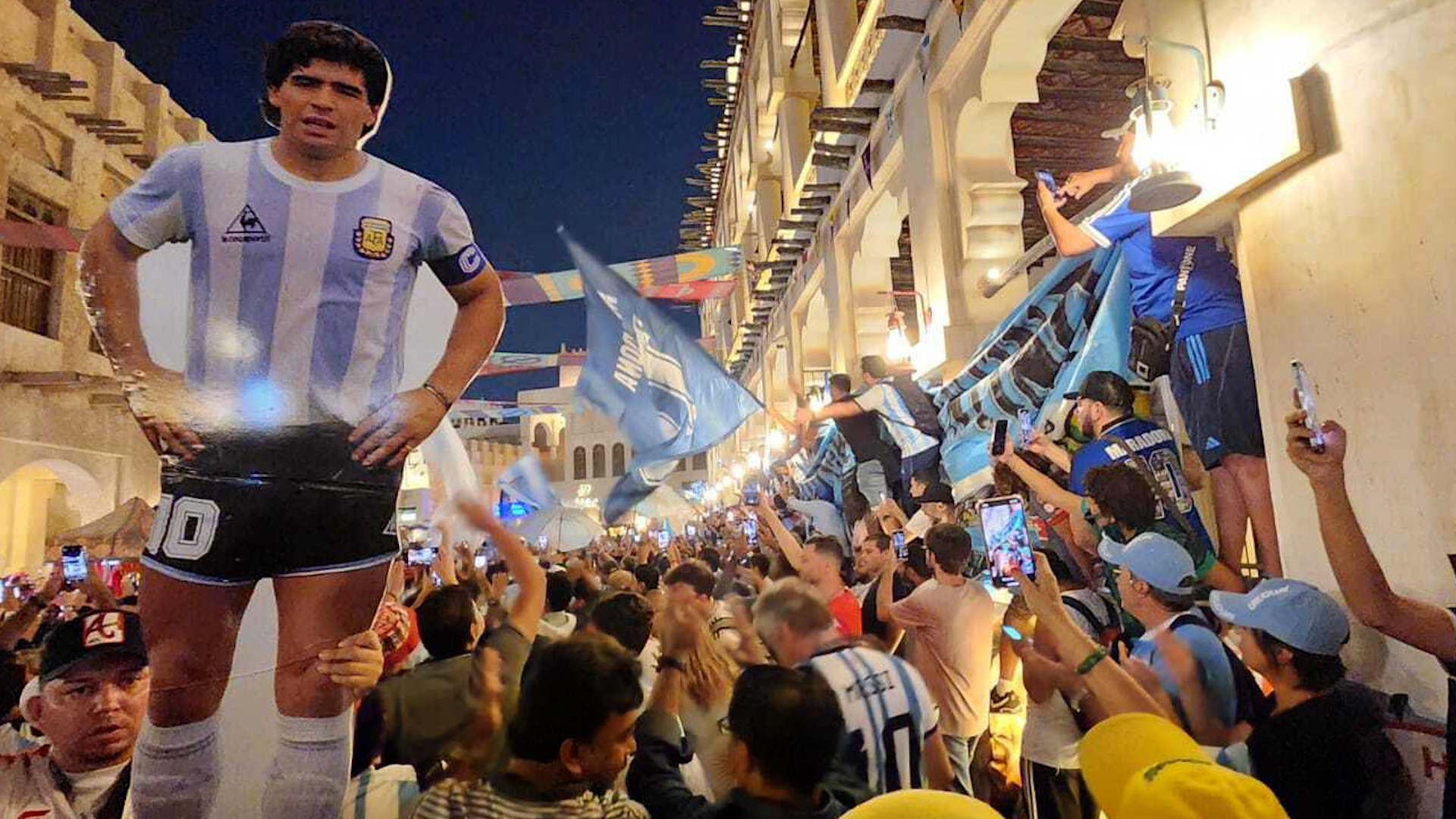 Maradona, presente en el banderazo