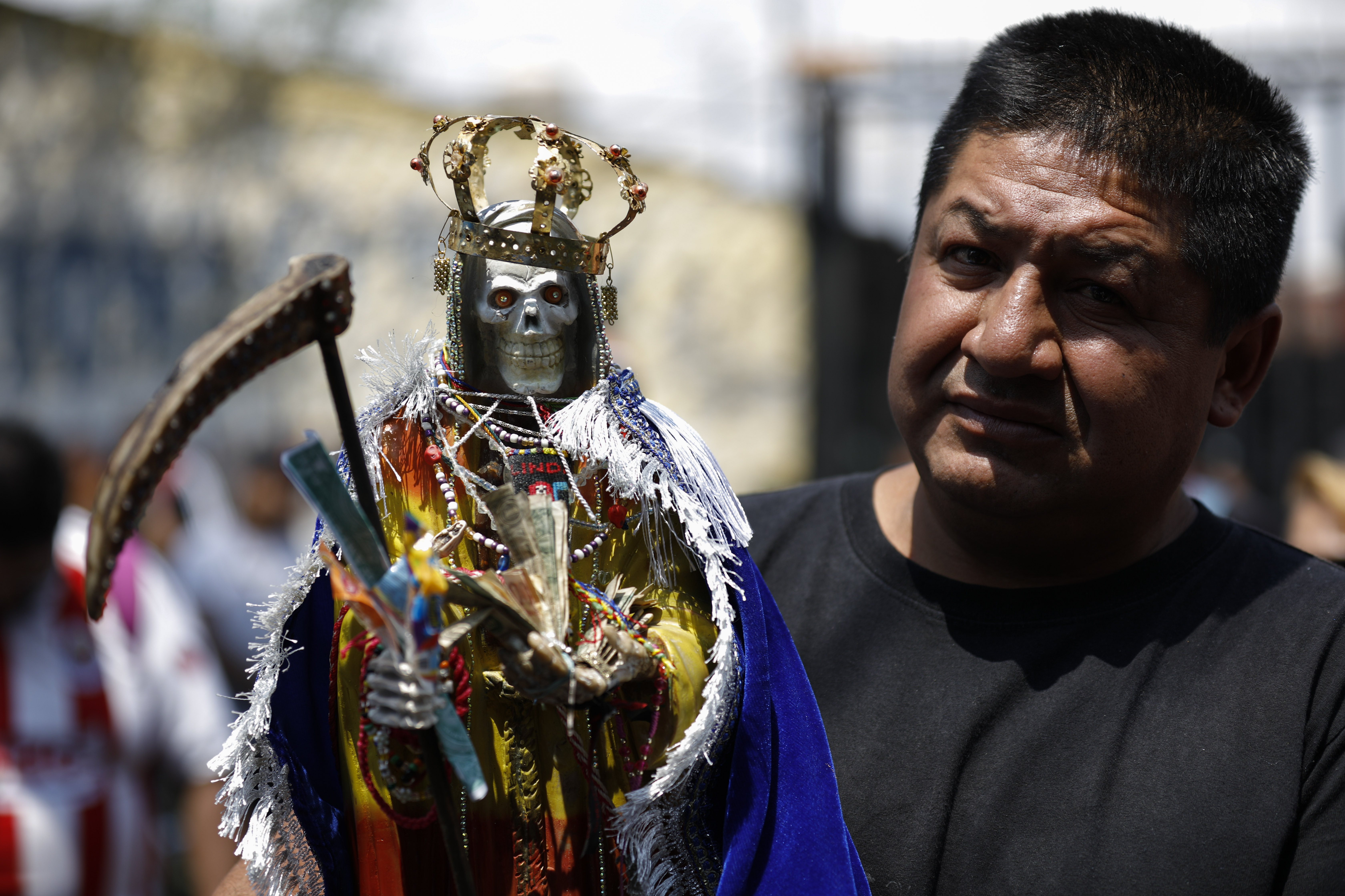 Un hombre lleva una estatua de la Santa Muerte. (Foto: AP / Rebecca Blackwell)