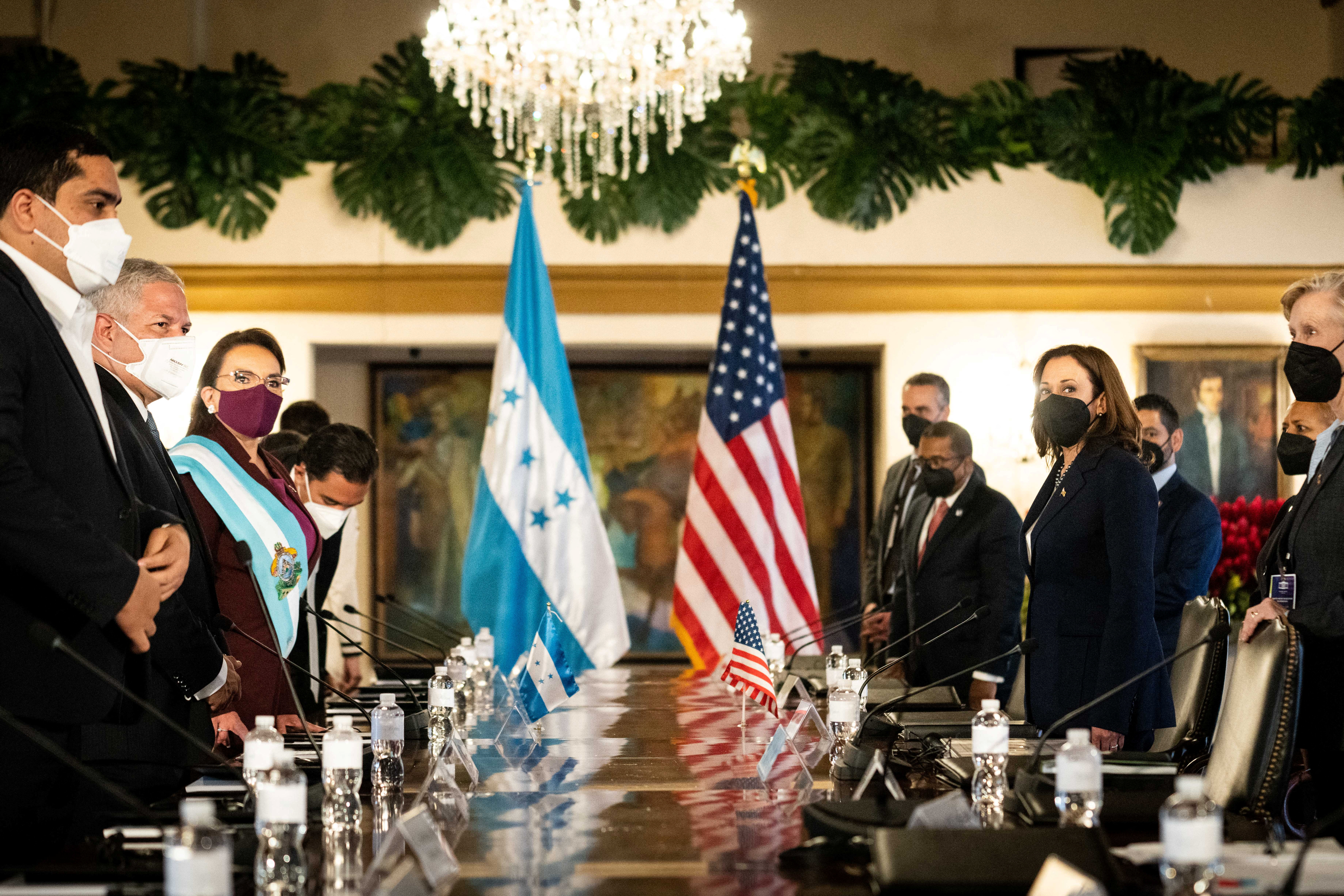 Kamala Harris y Xiomara Castro mantuvieron una reunión en Tegucigalpa (Erin Schaff/Pool via REUTERS)