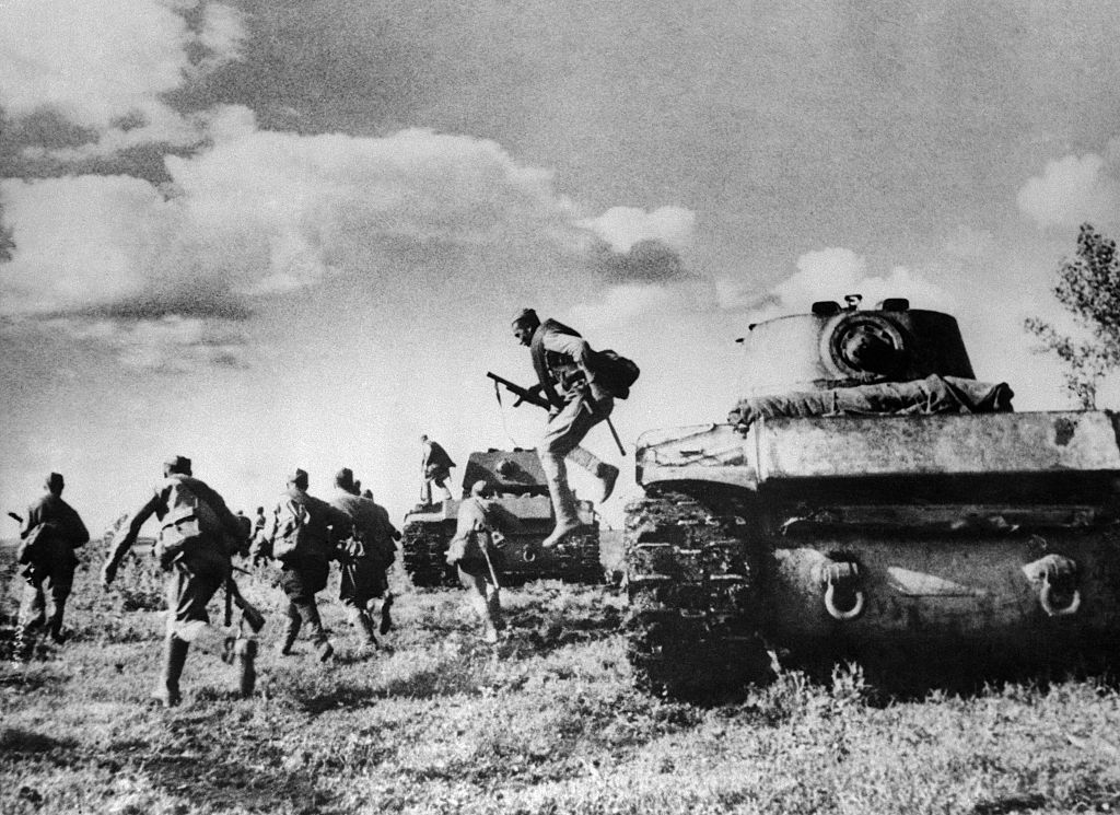 Al noroeste de Stalingrado, la infantería transportada por tanques se prepara para atacar a las tropas nazis que estaban a la defensiva (Bettmann Archive)
