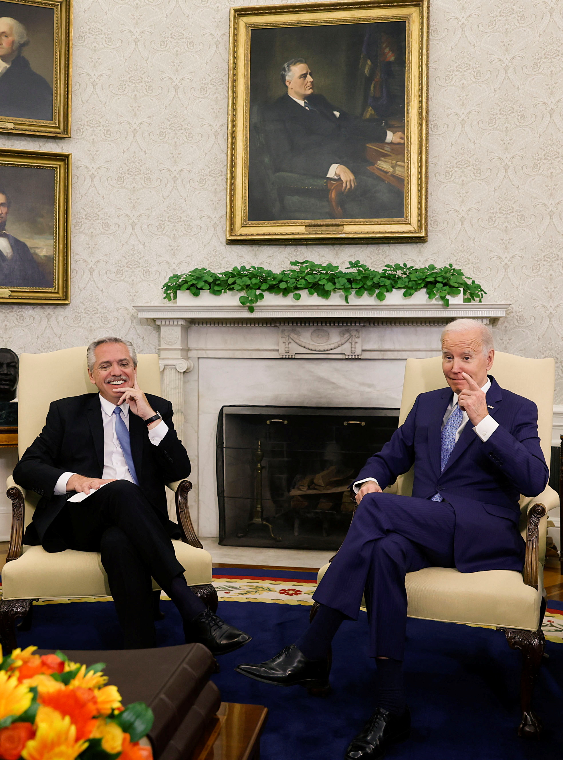 Atención a los medios acreditados entre los presidentes de Estados Unidos y Argentina (REUTERS/Jonathan Ernst)