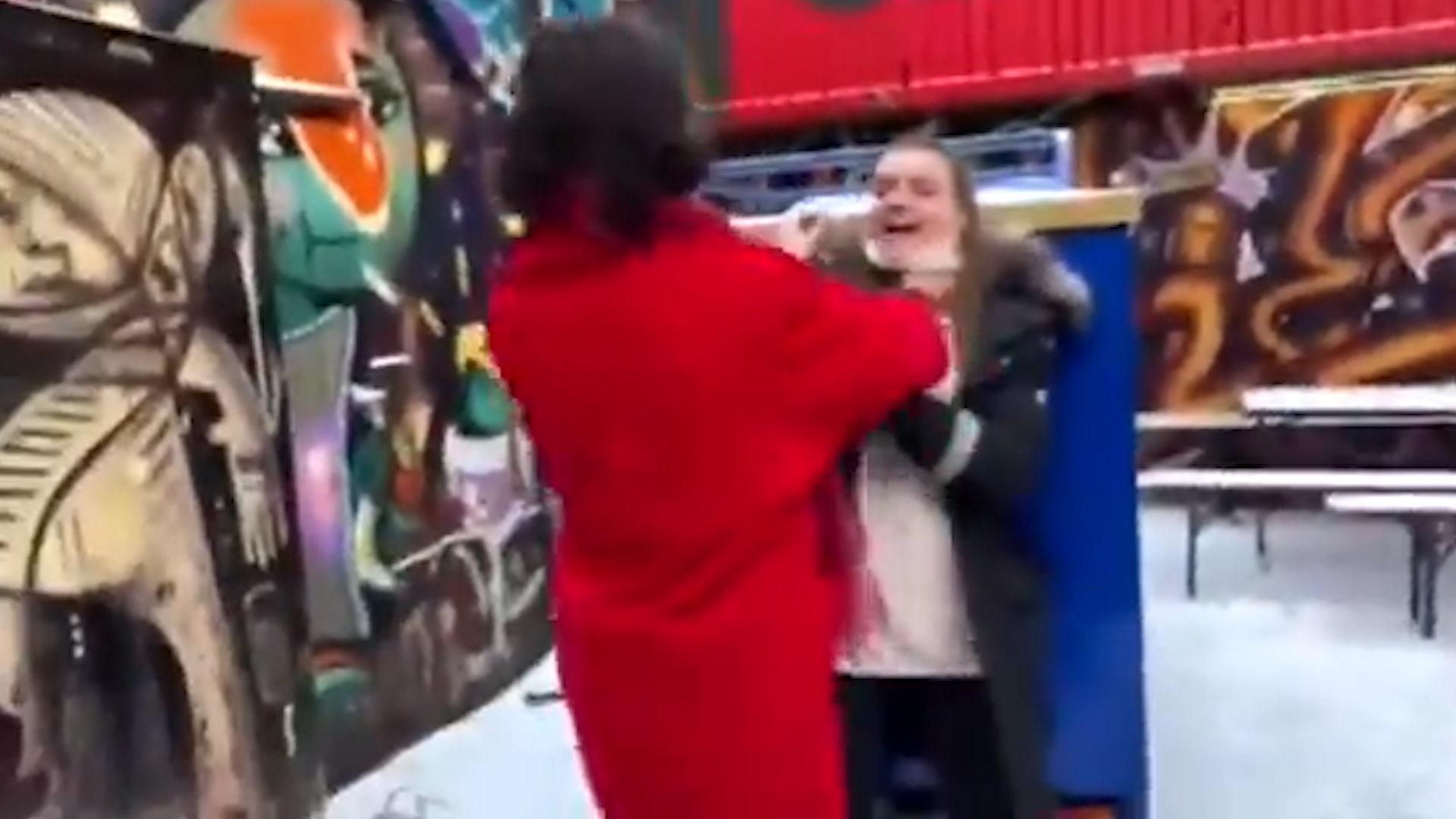 Se filtró video de Ezra Miller atacando a una fan en el 2020 Foto: Captura de Pantalla Twitter/@Varu/@hiddlesspidey