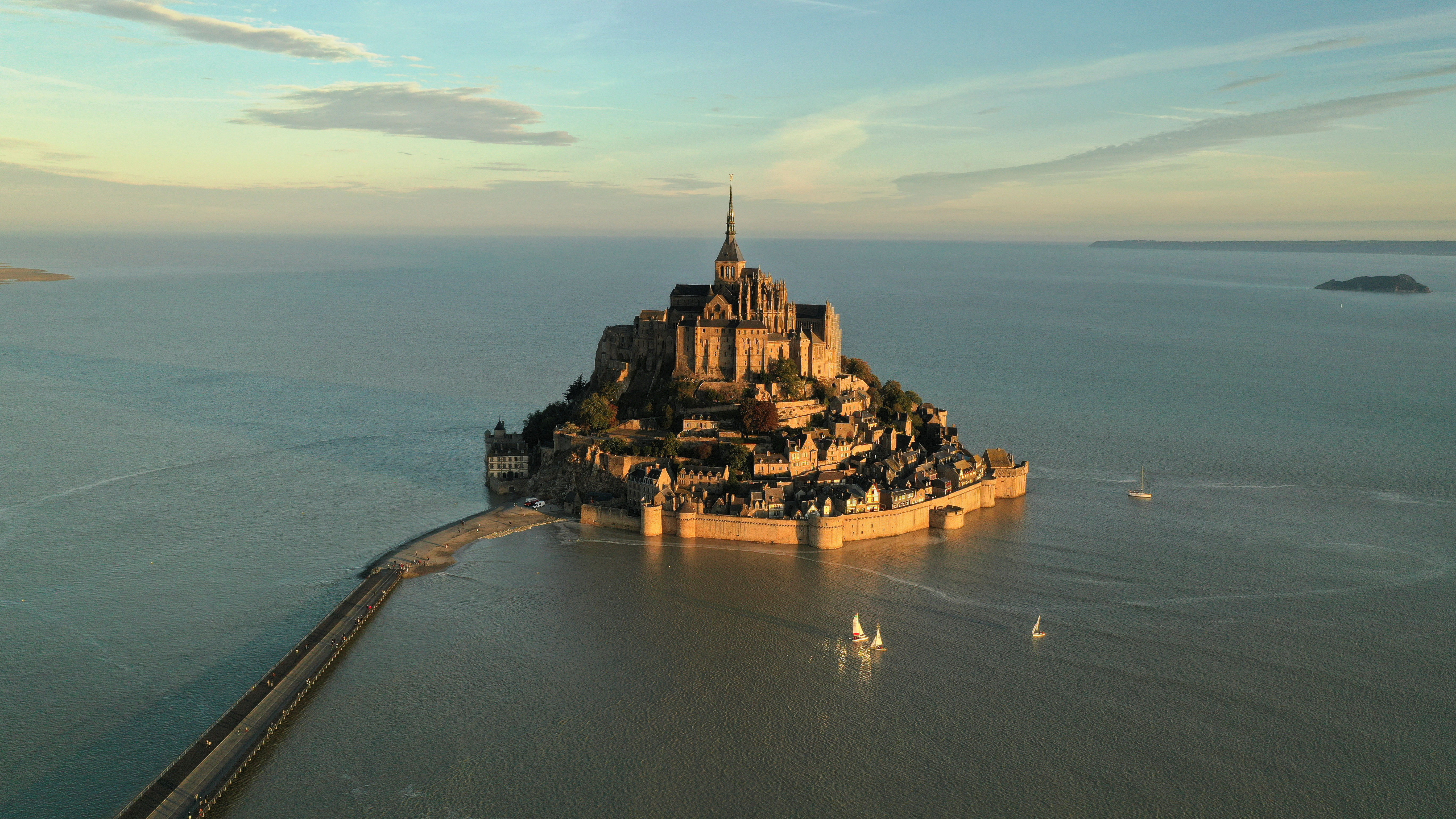 La espectacular abadía francesa de Mont-Saint-Michel celebró su aniversario número 1000