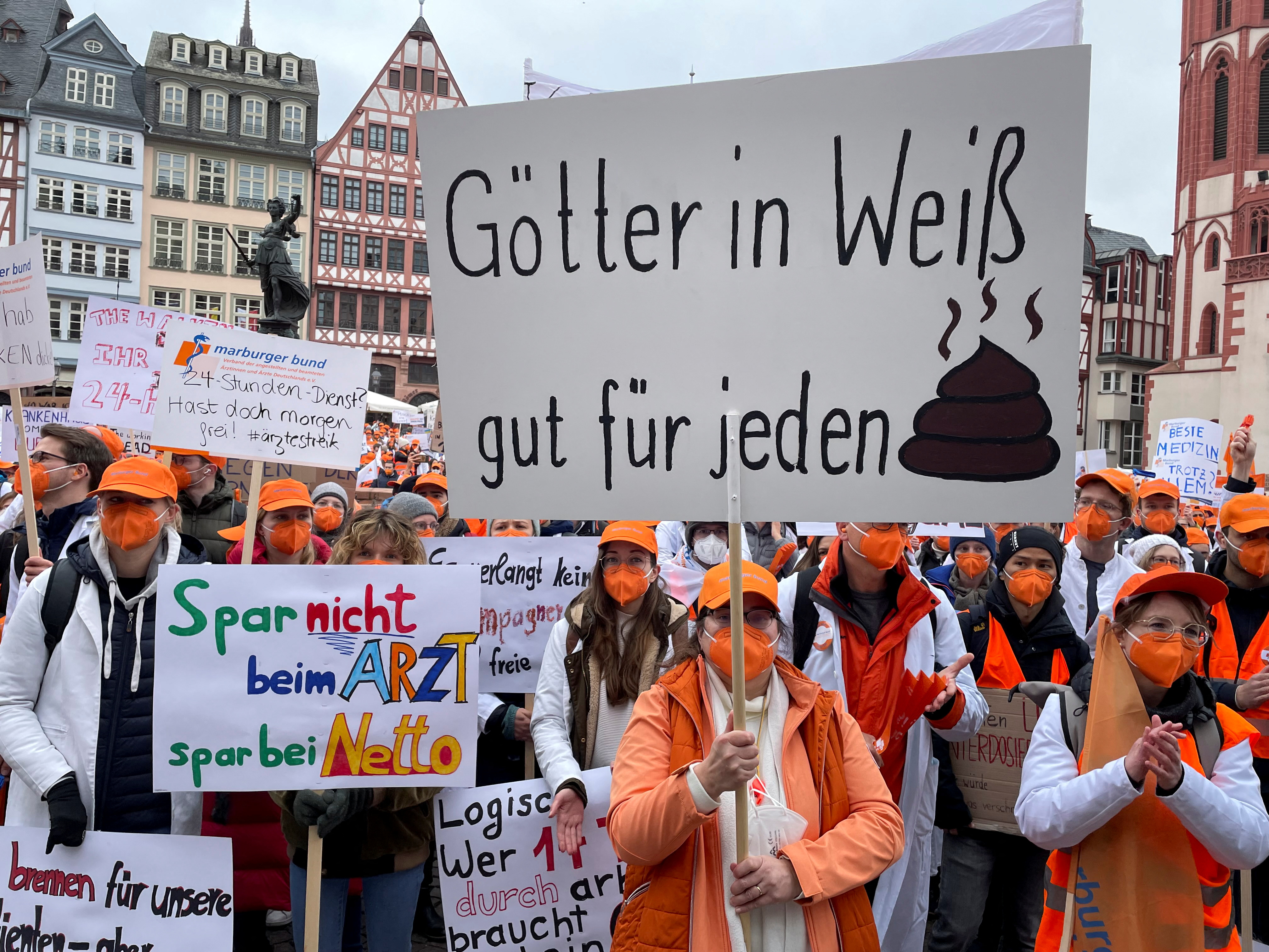 Médicos y el personal de los hospitales municipales de toda Alemania se reúnen en la famosa plaza Roemer de Frankfurt durante una huelga de advertencia en la que exigen mayores salarios en medio de la propagación de la enfermedad del coronavirus (COVID-19) en Frankfurt, Alemania, 31 de marzo de 2022. REUTERS/Andreas Buerger