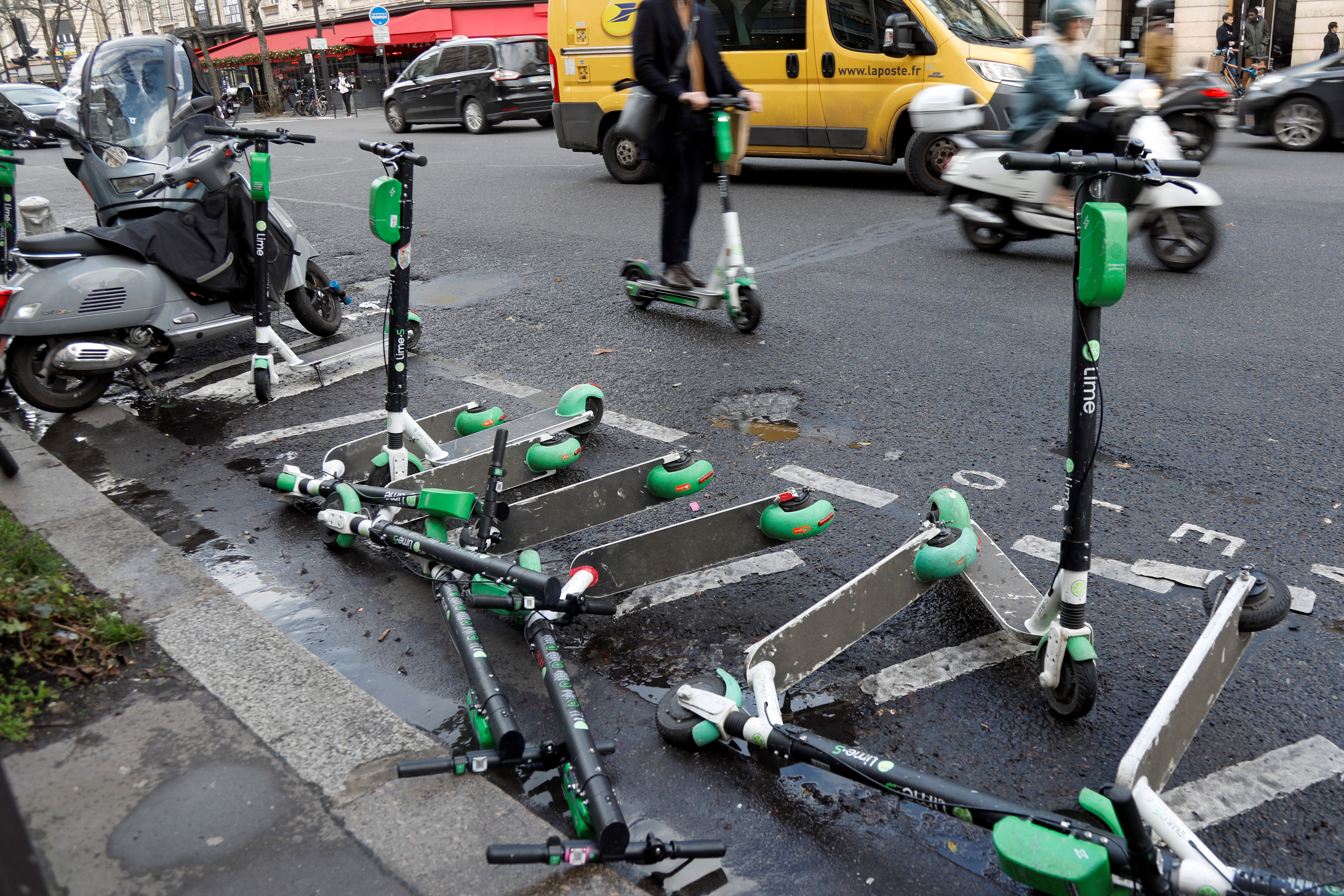 Los monopatines eléctricos Lime-S del servicio de bicicletas compartidas Lime, con sede en California, en París, Francia, 20 de diciembre de 2019. REUTERS/Charles Platiau/Archivo