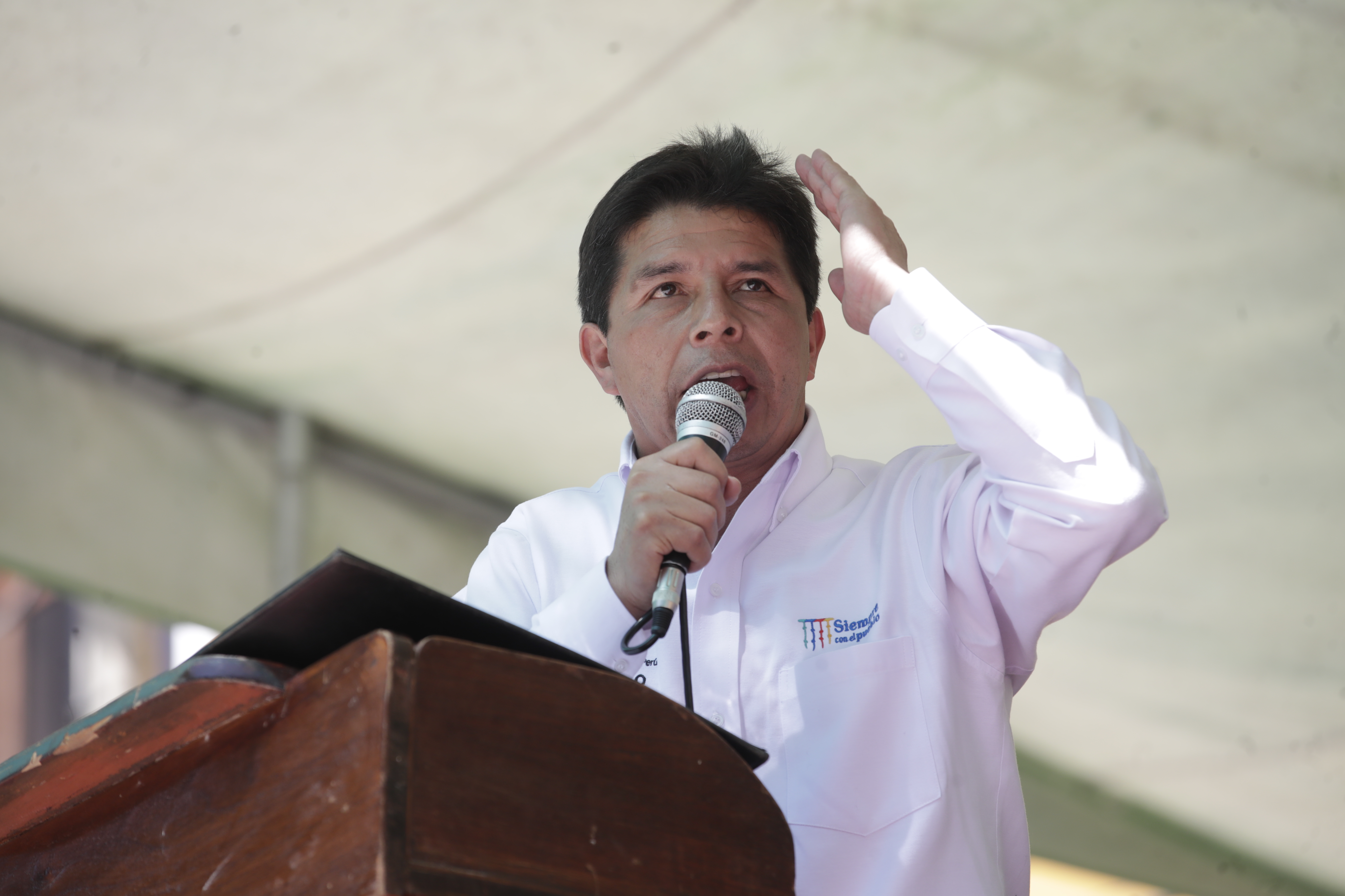 Pedro Castillo contó que recibió “algunas llamadas de líderes políticos”, pero no dijo quiénes eran
