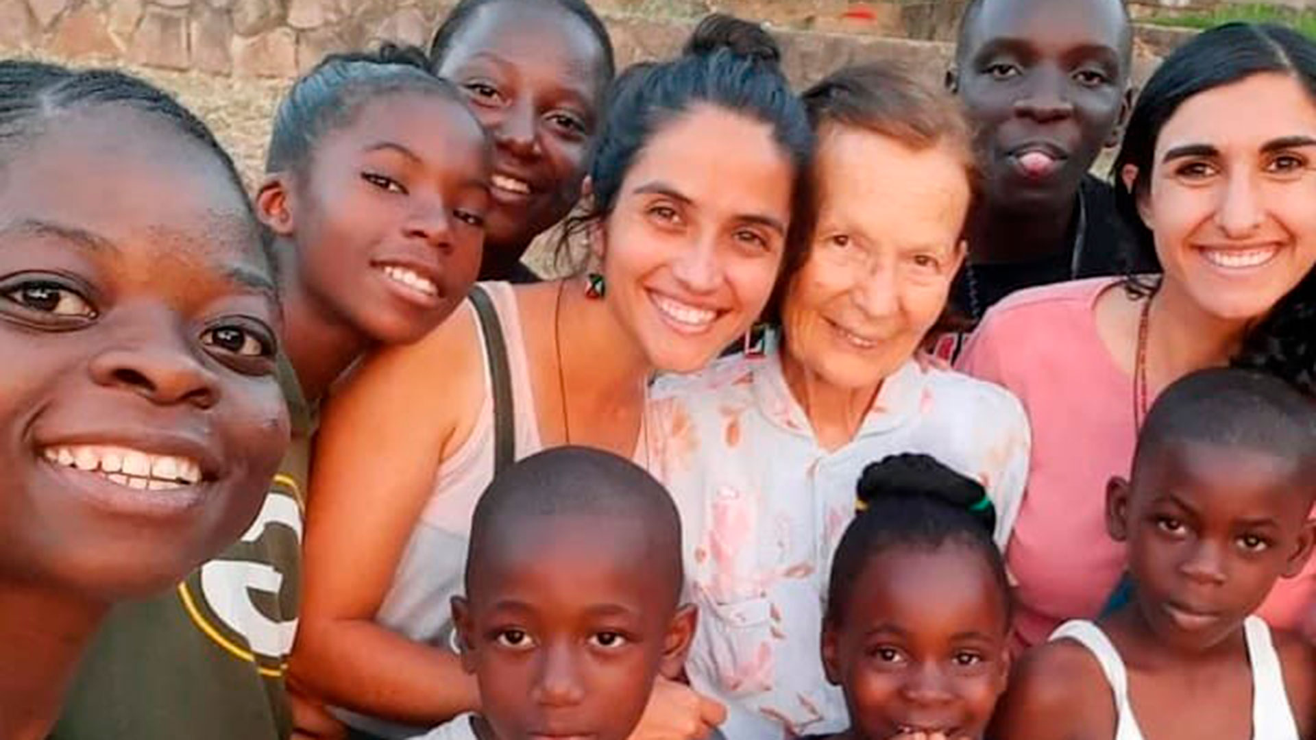Luisina y los chicos del orfanato junto a Mamá Gabriela, una mujer que hace 40 años está en el Congo. (Creer en Ellas / @creerenellas)