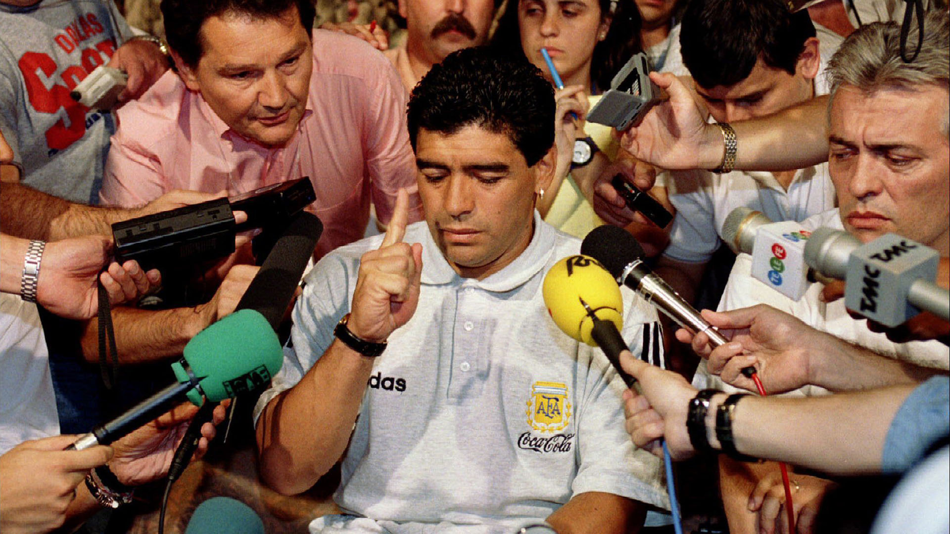  Diego Maradona dando una conferencia luego de ser suspendido por doping