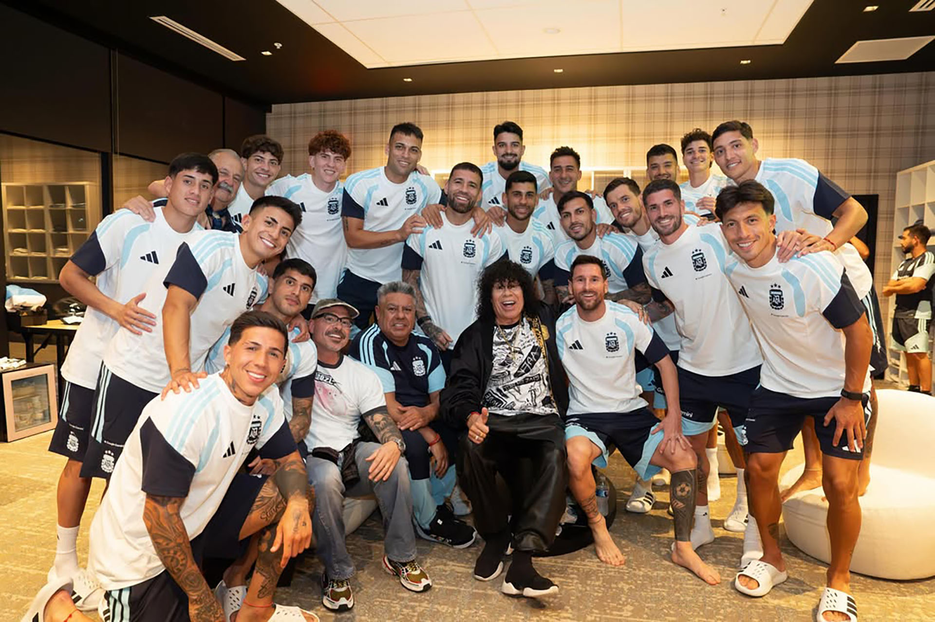 Videos: la Mona Jim&eacute;nez improvis&oacute; un show arriba de un vuelo demorado que llevaba a varios campeones del mundo