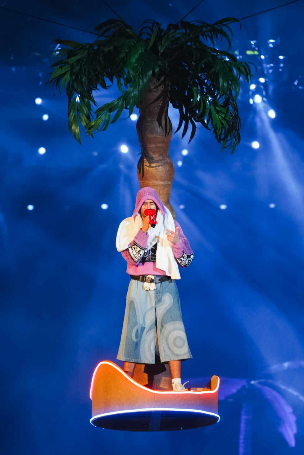 Para cantar "Un coco" y "La canción", Bad Bunny se subió a una palmera voladora para saludar a todo el estadio de Vélez (Foto: @mazza.ph)