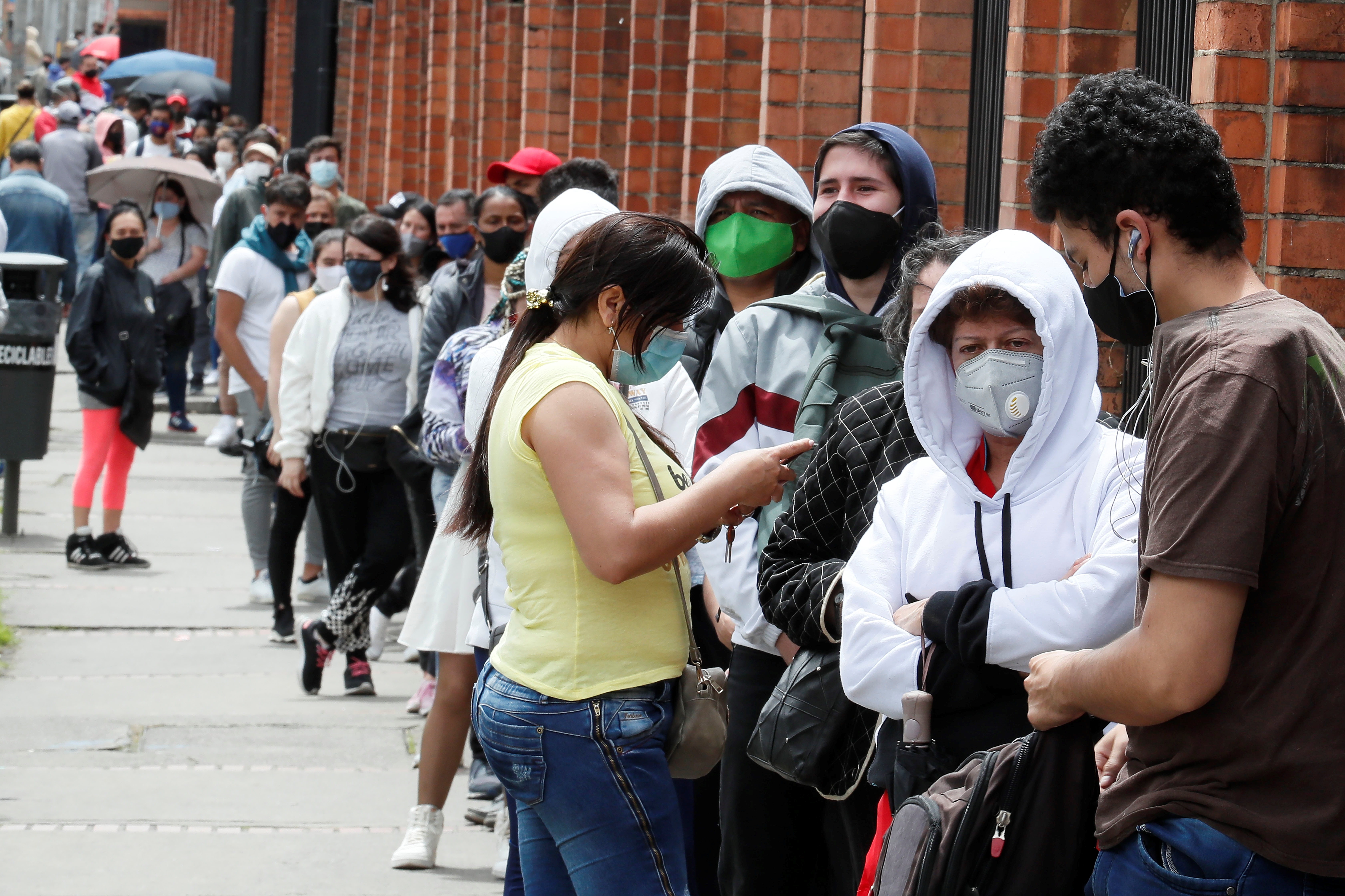 Le explicamos cómo hacer una buena hoja de vida por si empezó el 2022 buscando trabajo EFE/ Carlos Ortega