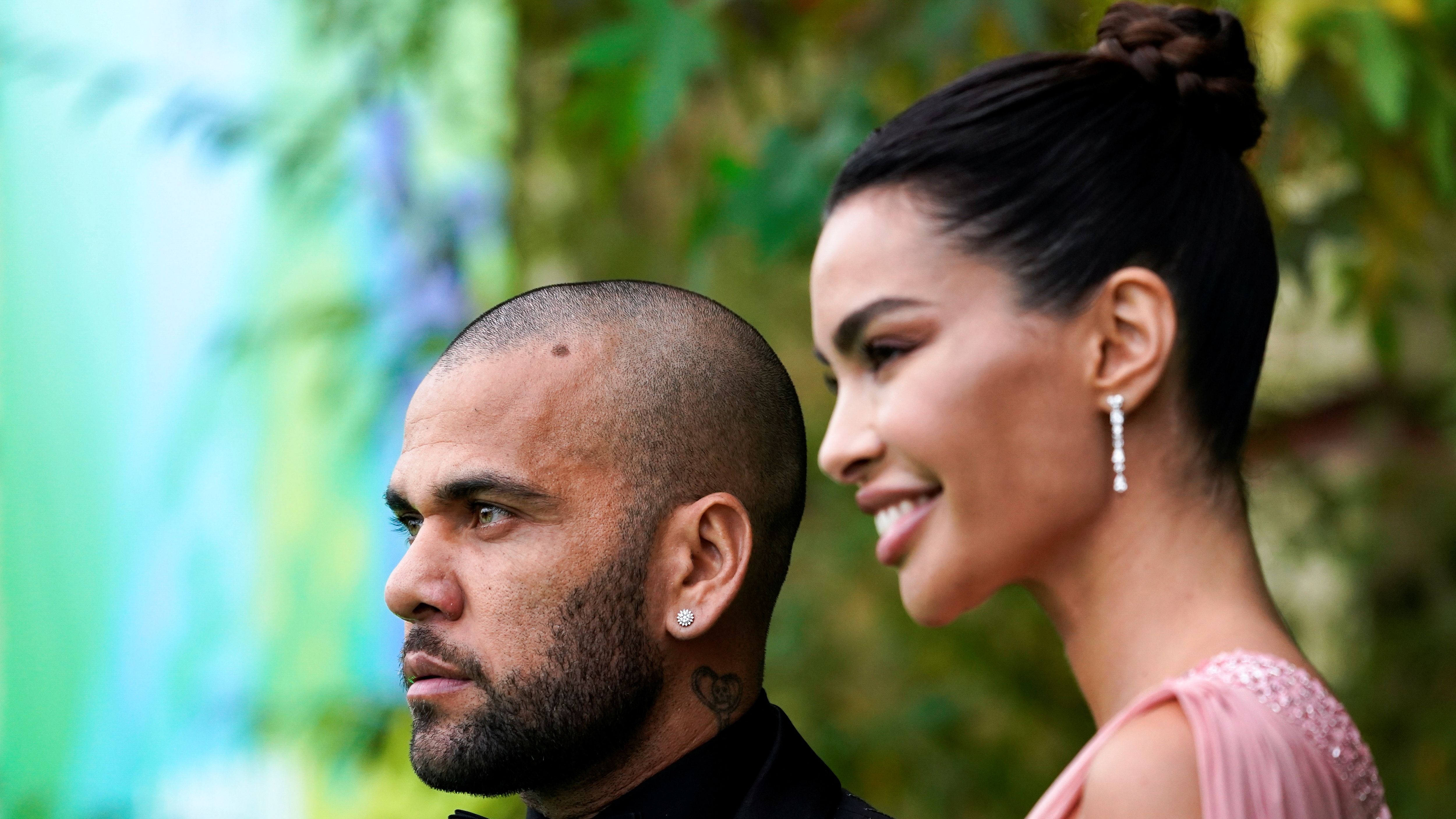 Imagen de archivo de Dani Alves y su pareja Joana Sanz. (Reuters)