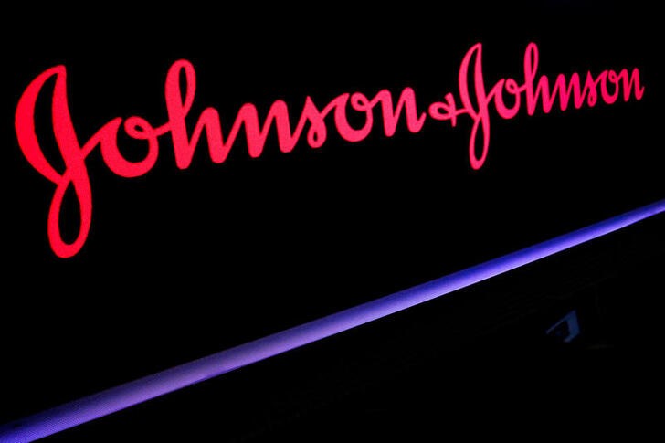 En agosto de 2020, el gobierno federal de los Estados Unidos acordó pagar a Johnson & Johnson $ 1 mil millones por 100 millones de dosis si se aprueba la vacuna (Brendan McDermid)