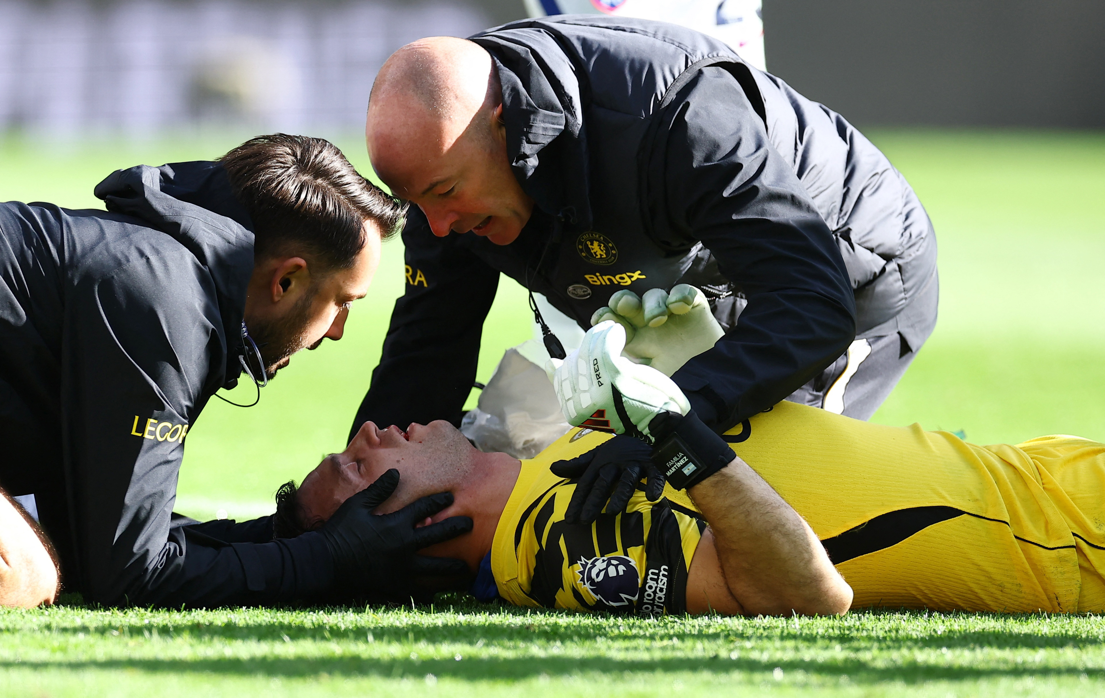 El entrenador del Chelsea confirm&oacute; que Emiliano Dibu Mart&iacute;nez fue trasladado al hospital tras chocar la cabeza con un rival