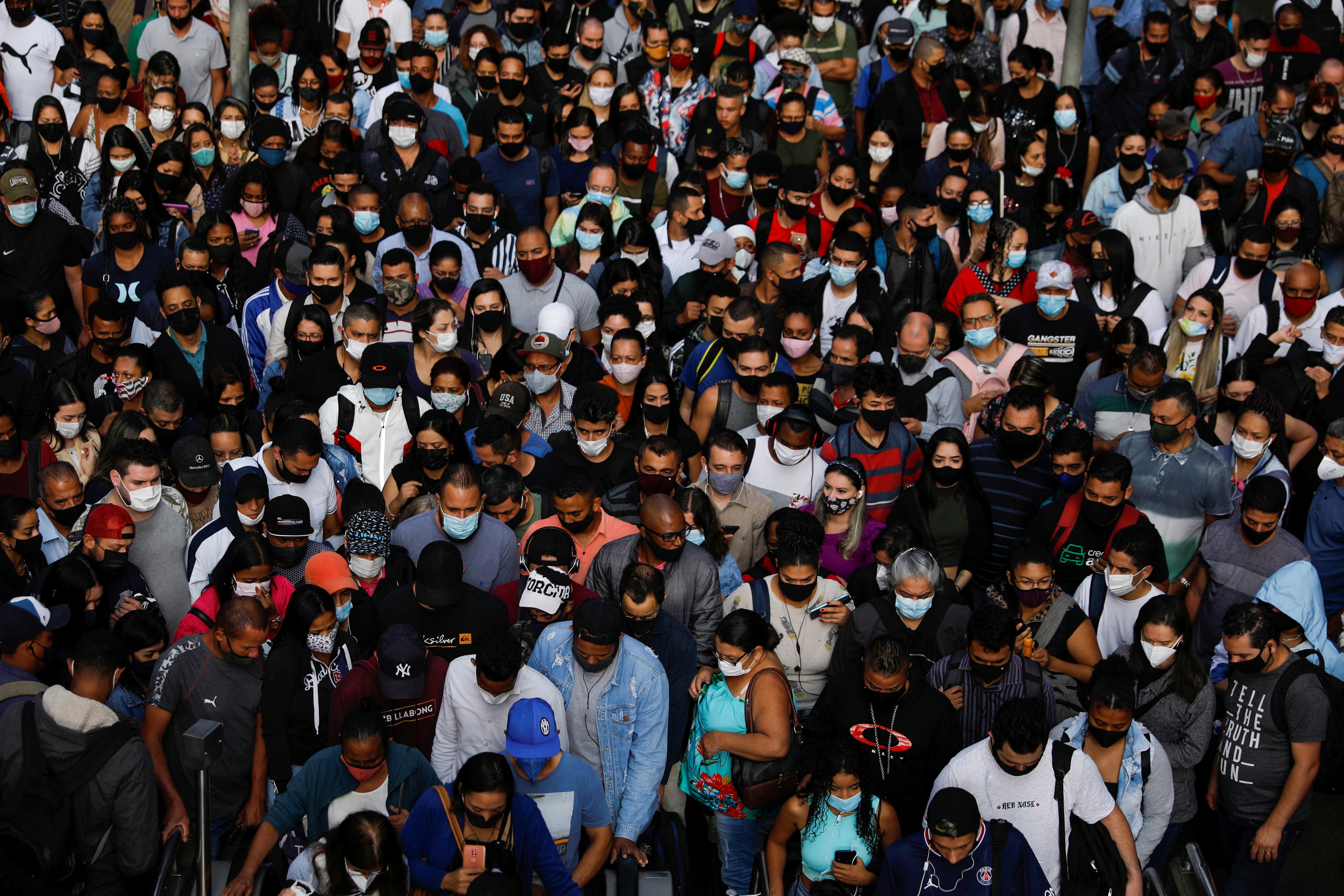 People walk after disembarking from a train at Luz station amid the outbreak of the coronavirus disease (COVID-19) and after Omicron has become the dominant coronavirus variant in the country, in Sao Paulo, Brazil January 12, 2022. REUTERS/Amanda Perobelli