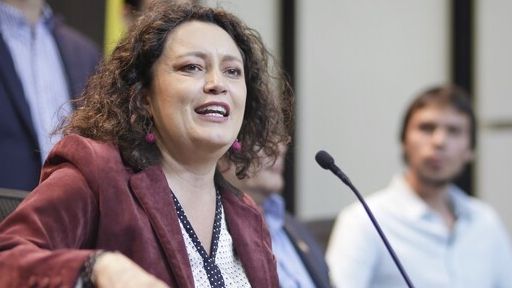 La congresista bogotana Angélica Lozano logró ponerse de acuerdo con algunas de sus contradictoras en el Congreso. Colprensa.