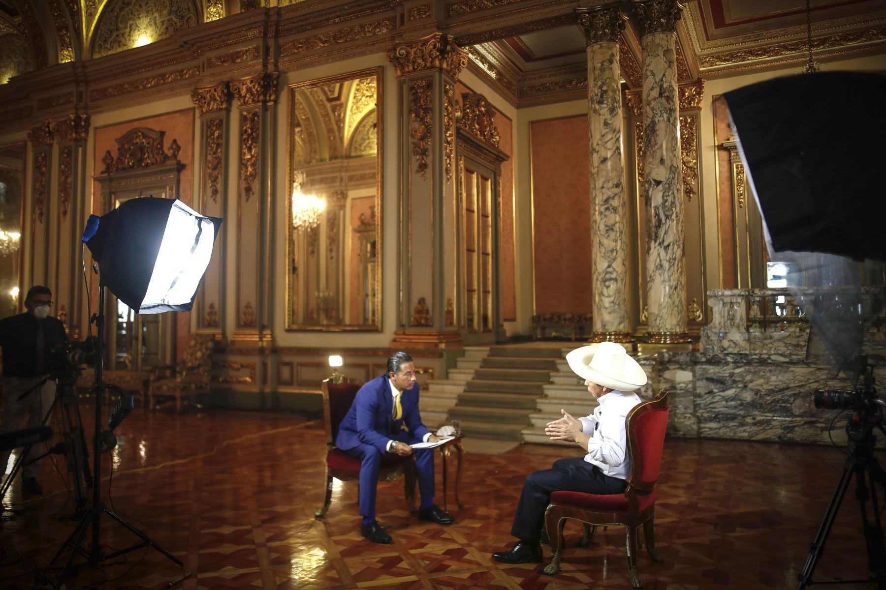 Pedro Castillo en entrevista  con el periodista Fernando del Rincón de CNN en español