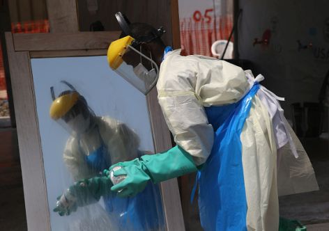 De acuerdo con la organización, si bien la vacunación en anillo de personas de alto riesgo con la vacuna Ervebo (rVSV-ZEBOV) ha sido muy eficaz para controlar la propagación del ébola en brotes recientes en la RDC y en otros lugares, esta vacuna sólo se ha aprobado para proteger contra la cepa de Zaire (John Moore/Getty Images)