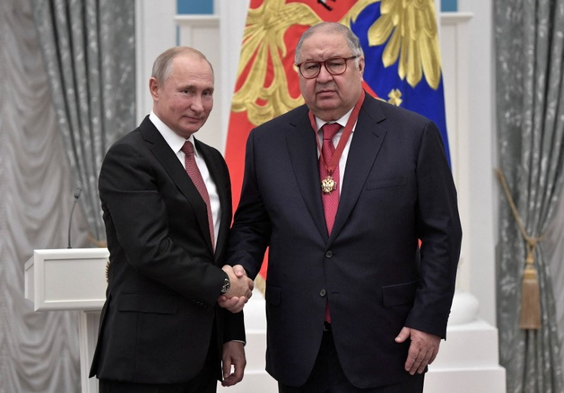 FILEPHOTO.  Russian President Vladimir Putin (L) shakes hands with Russian businessman and USM Holdings founder Alisher Usmanov during an awards ceremony at the Kremlin in Moscow, Russia.  November 27, 2018. Sputnik/Alexei Nikolsky/Kremlin via REUTERS